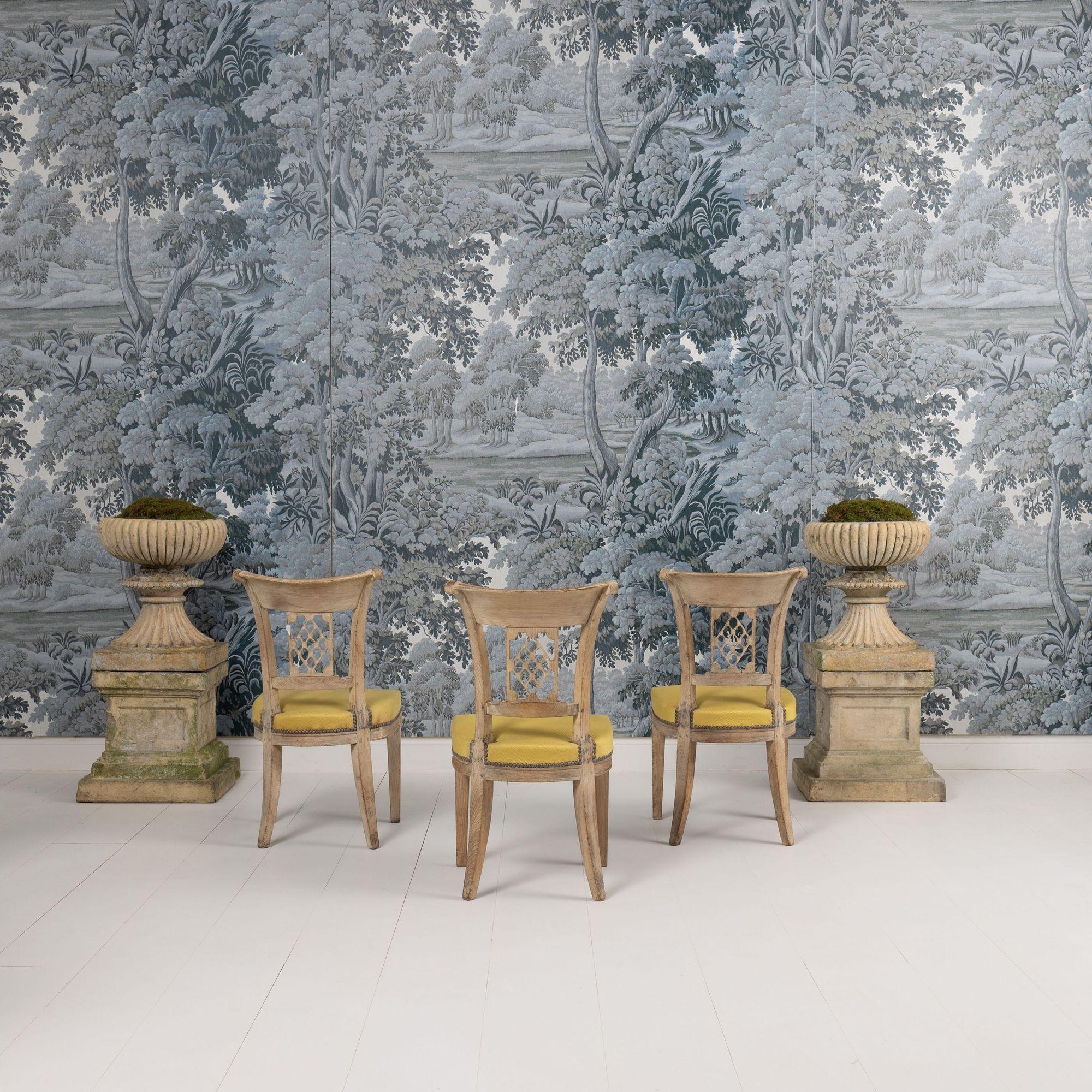 XVIIIe siècle Ensemble de six chaises en hêtre blanchi d'époque directoire française en vente 10