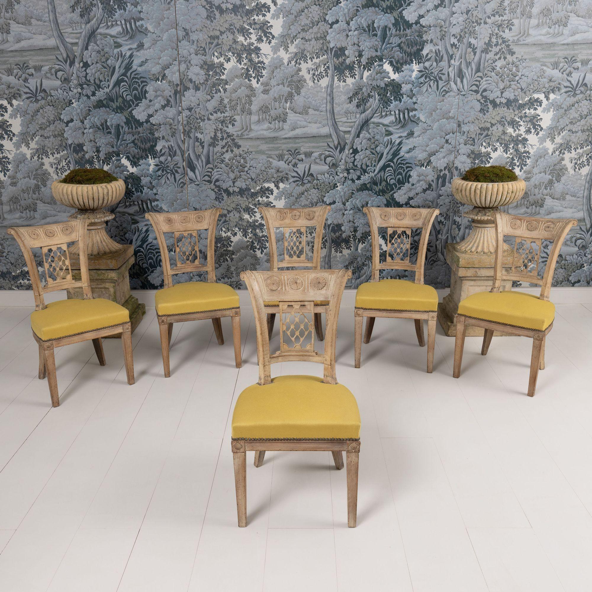 Directoire XVIIIe siècle Ensemble de six chaises en hêtre blanchi d'époque directoire française en vente