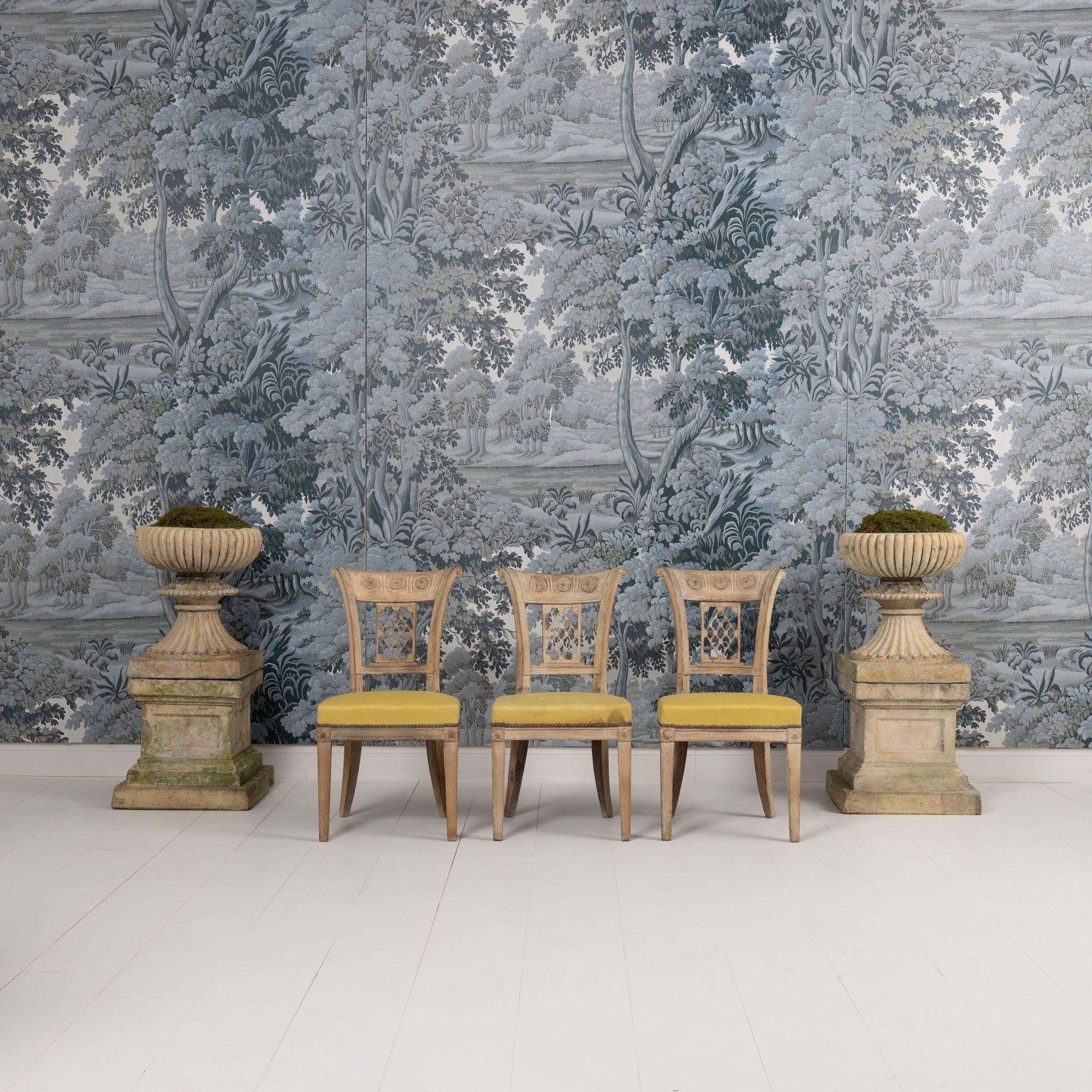 Français XVIIIe siècle Ensemble de six chaises en hêtre blanchi d'époque directoire française en vente