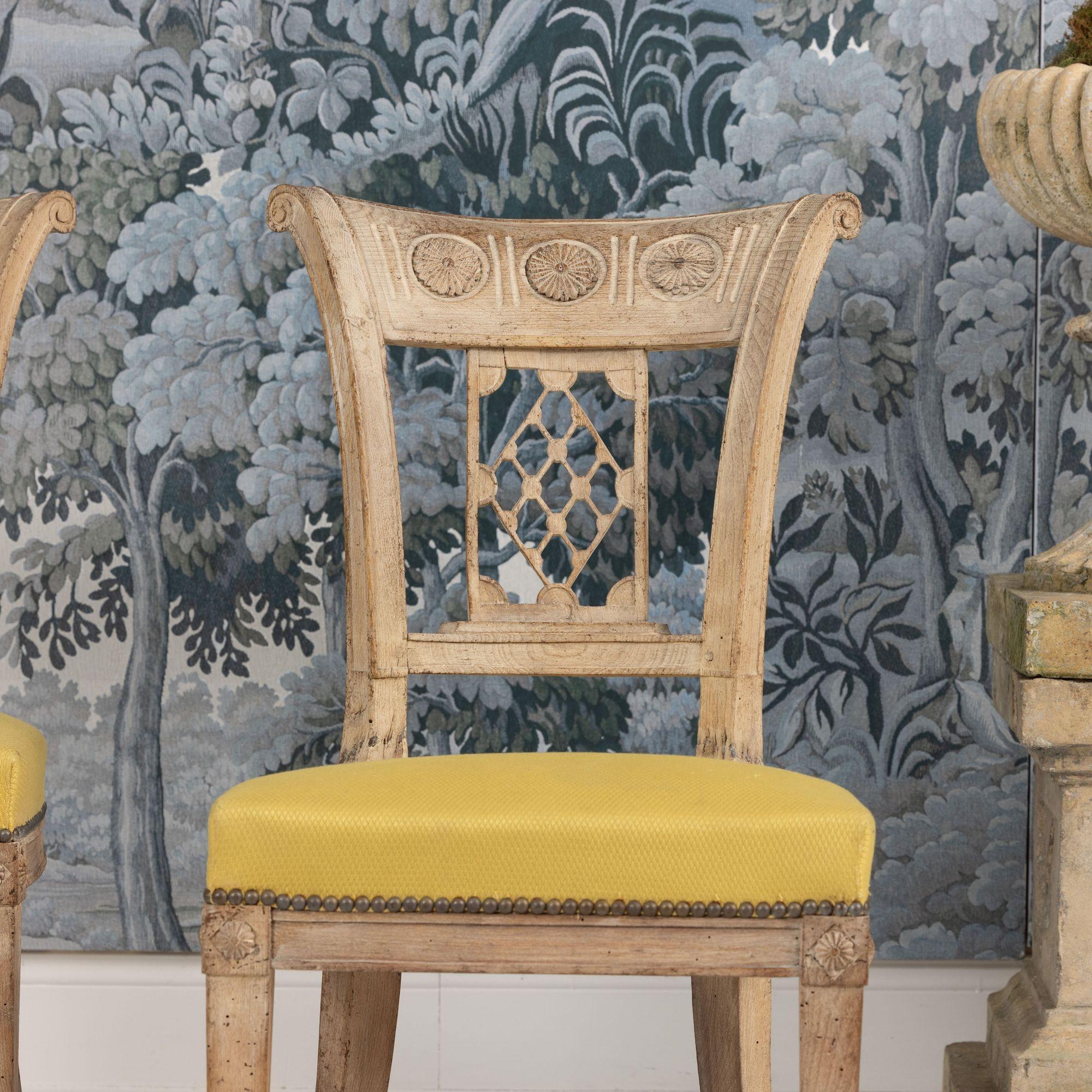 XVIIIe siècle Ensemble de six chaises en hêtre blanchi d'époque directoire française Bon état - En vente à Wichita, KS