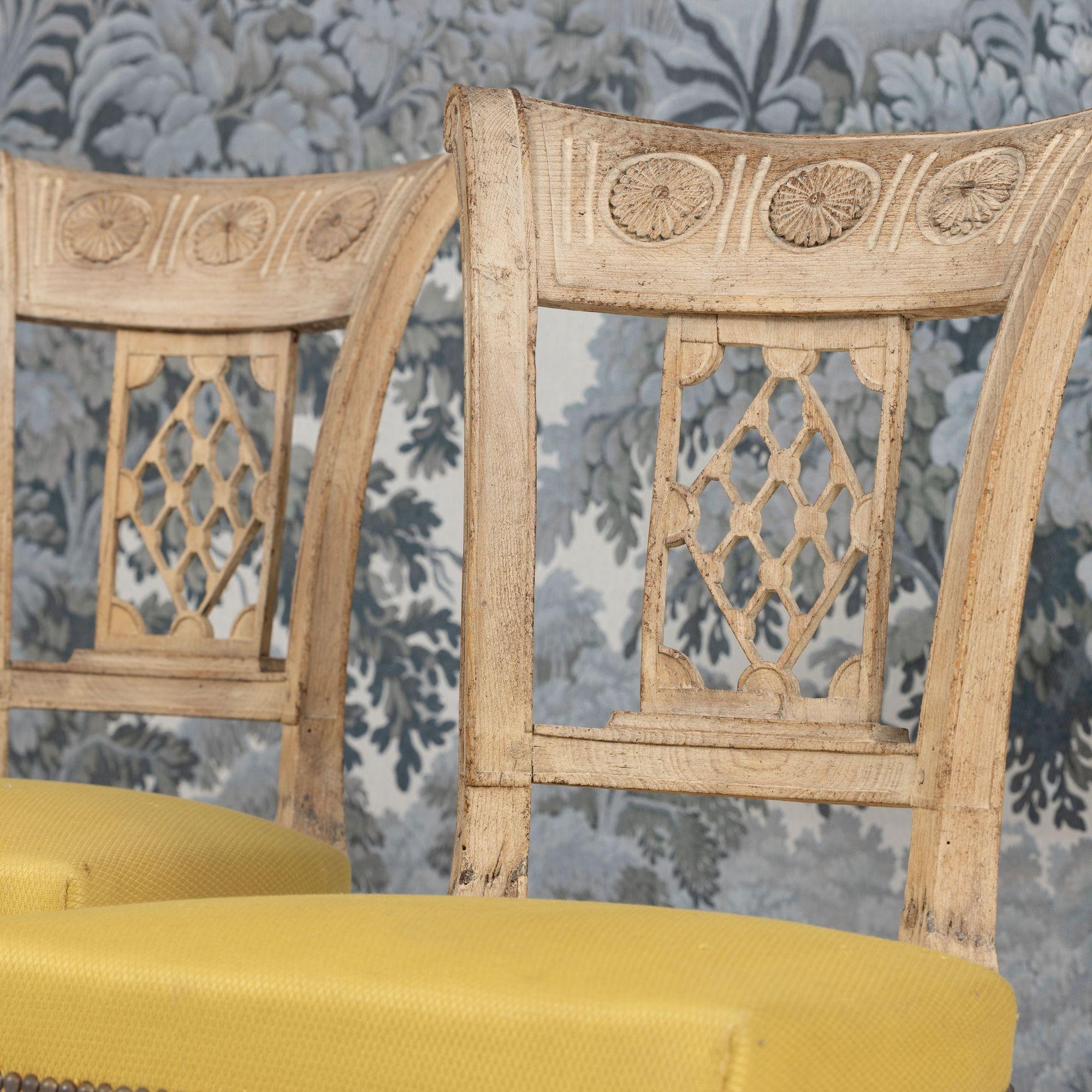 Tissu XVIIIe siècle Ensemble de six chaises en hêtre blanchi d'époque directoire française en vente