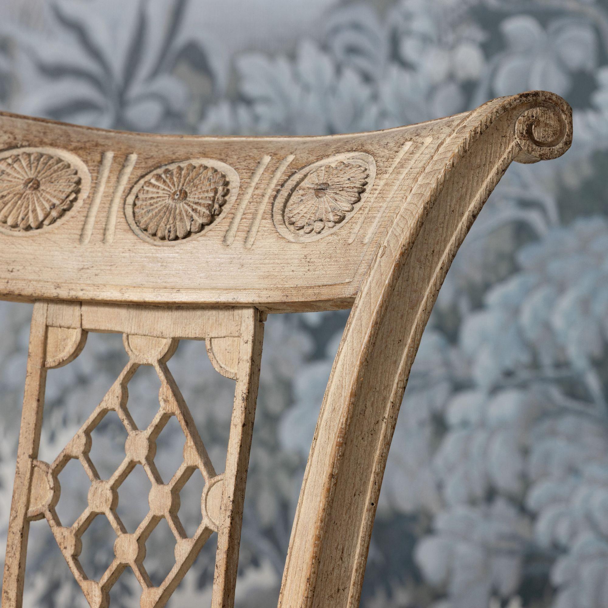 XVIIIe siècle Ensemble de six chaises en hêtre blanchi d'époque directoire française en vente 1