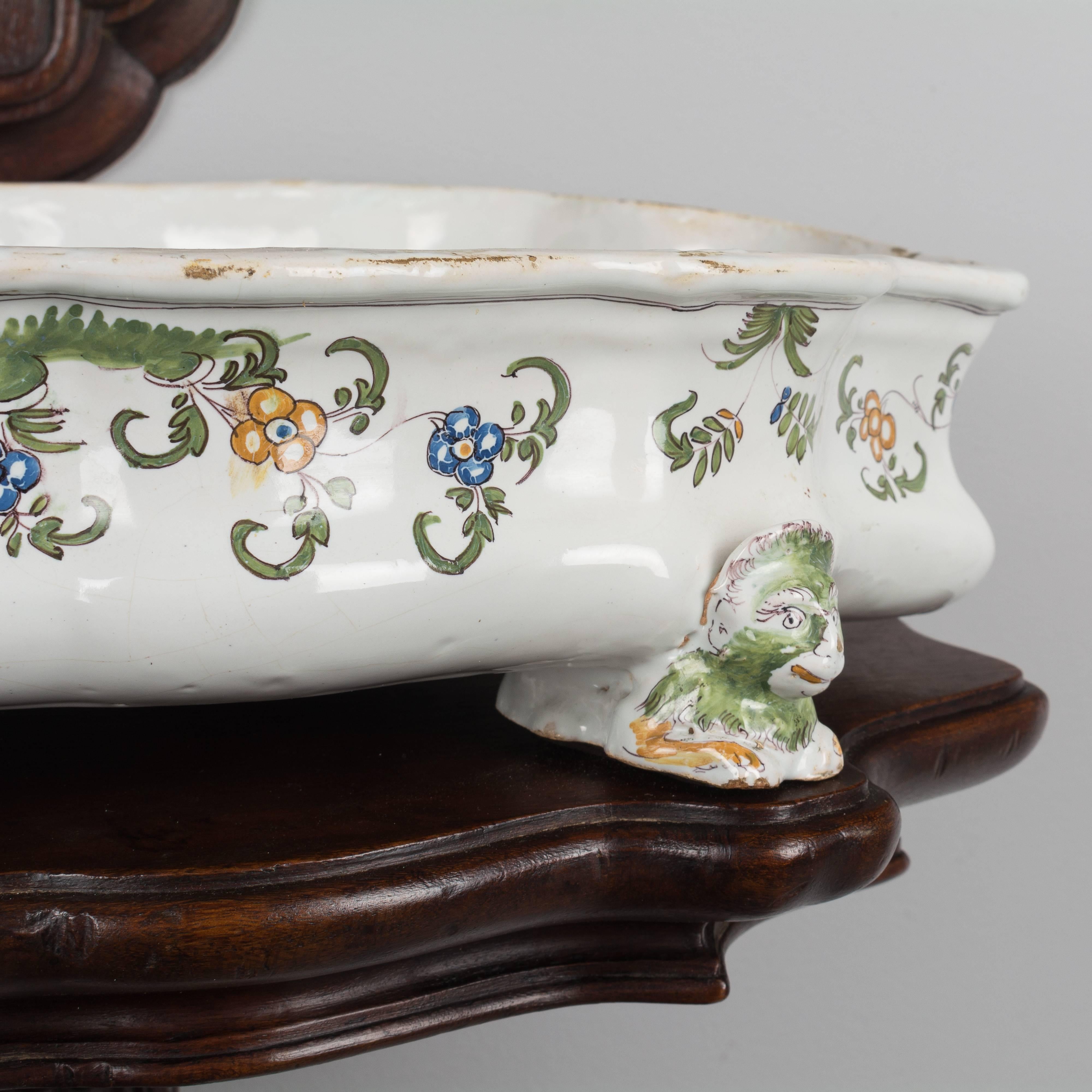 18th Century French Faience Lavabo from Moustiers In Good Condition For Sale In Winter Park, FL