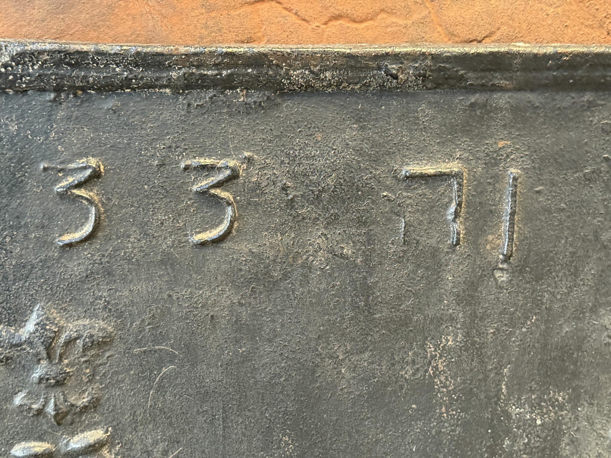 18th C French Fireback / Backsplash with Pillars and Fleurs de Lys, Dated 1733 In Good Condition For Sale In Amerongen, Amerongen