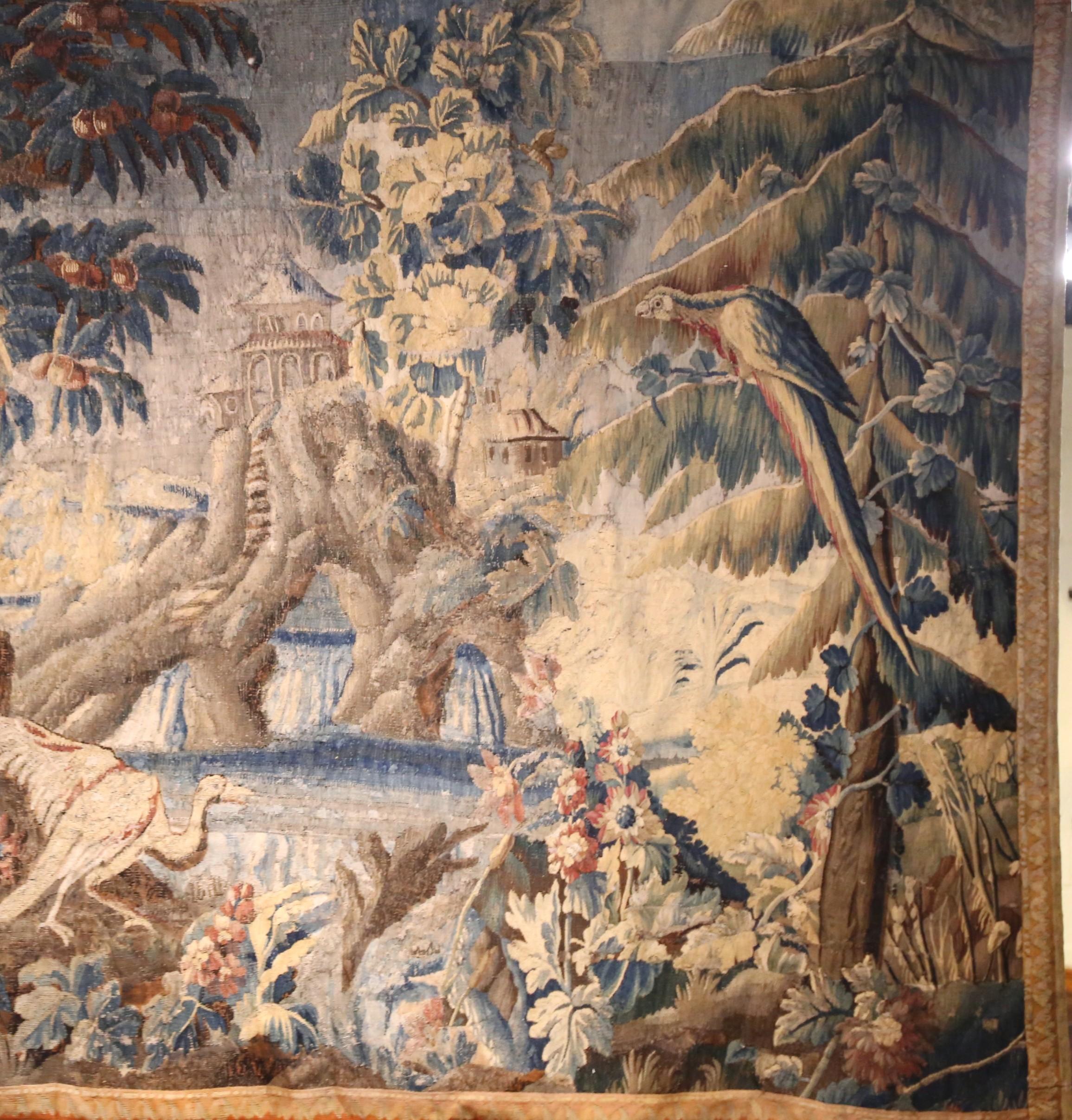 Tapiz de Aubusson francés tejido a mano del s. XVIII con pájaros, ruinas y borde floral Luis XV en venta