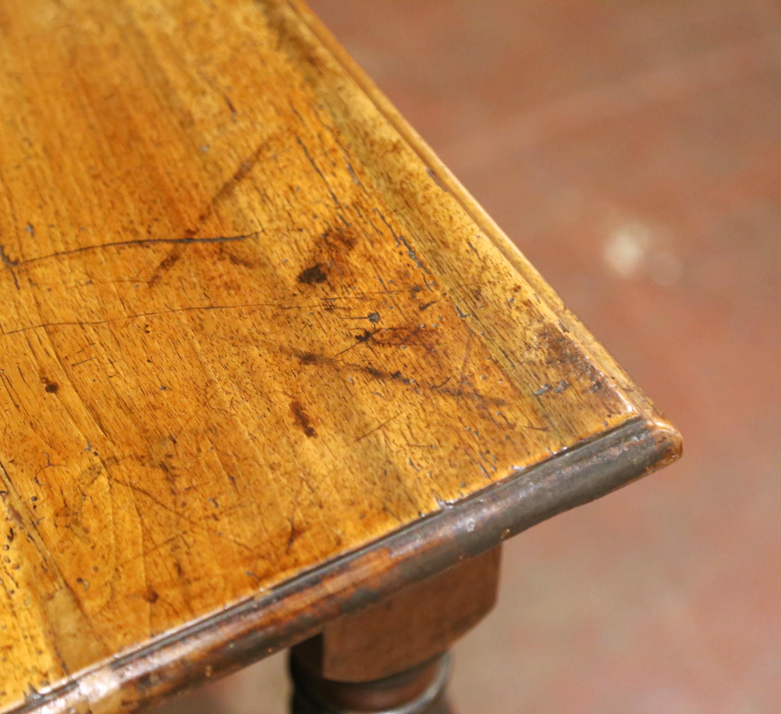 Mesa escritorio francesa Luis XIII de nogal del s. XVIII con patas torcidas de cebada y cajón en venta 3