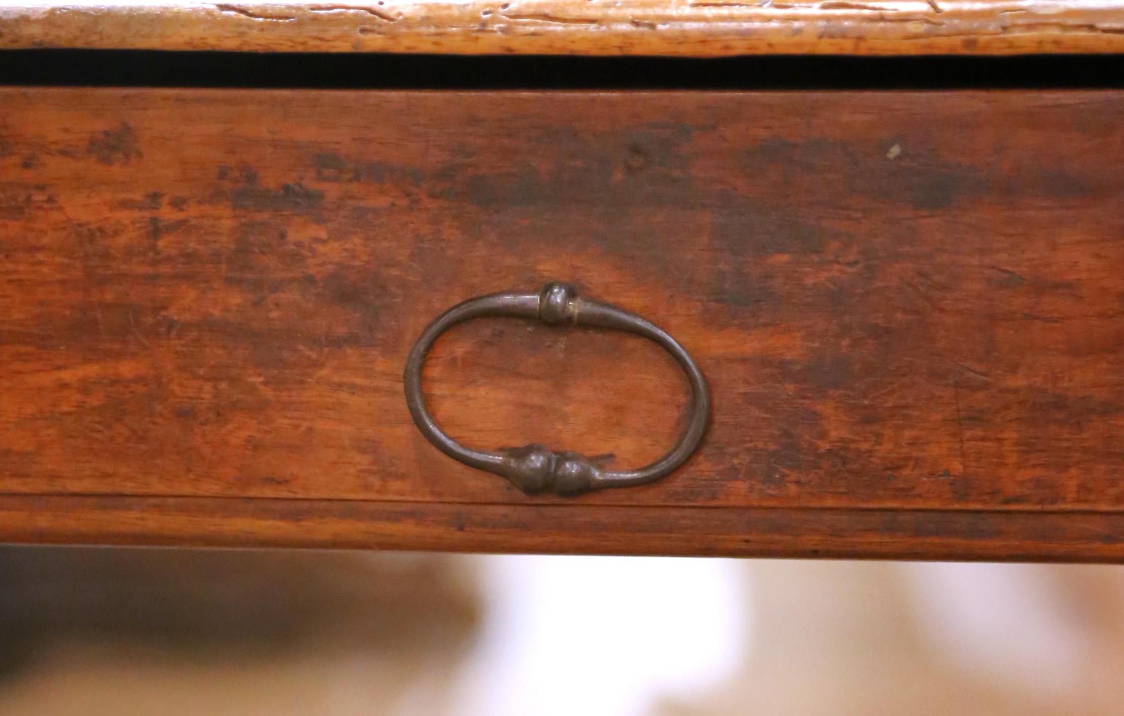 Mesa escritorio francesa Luis XIII de nogal del s. XVIII con patas torcidas de cebada y cajón en venta 4