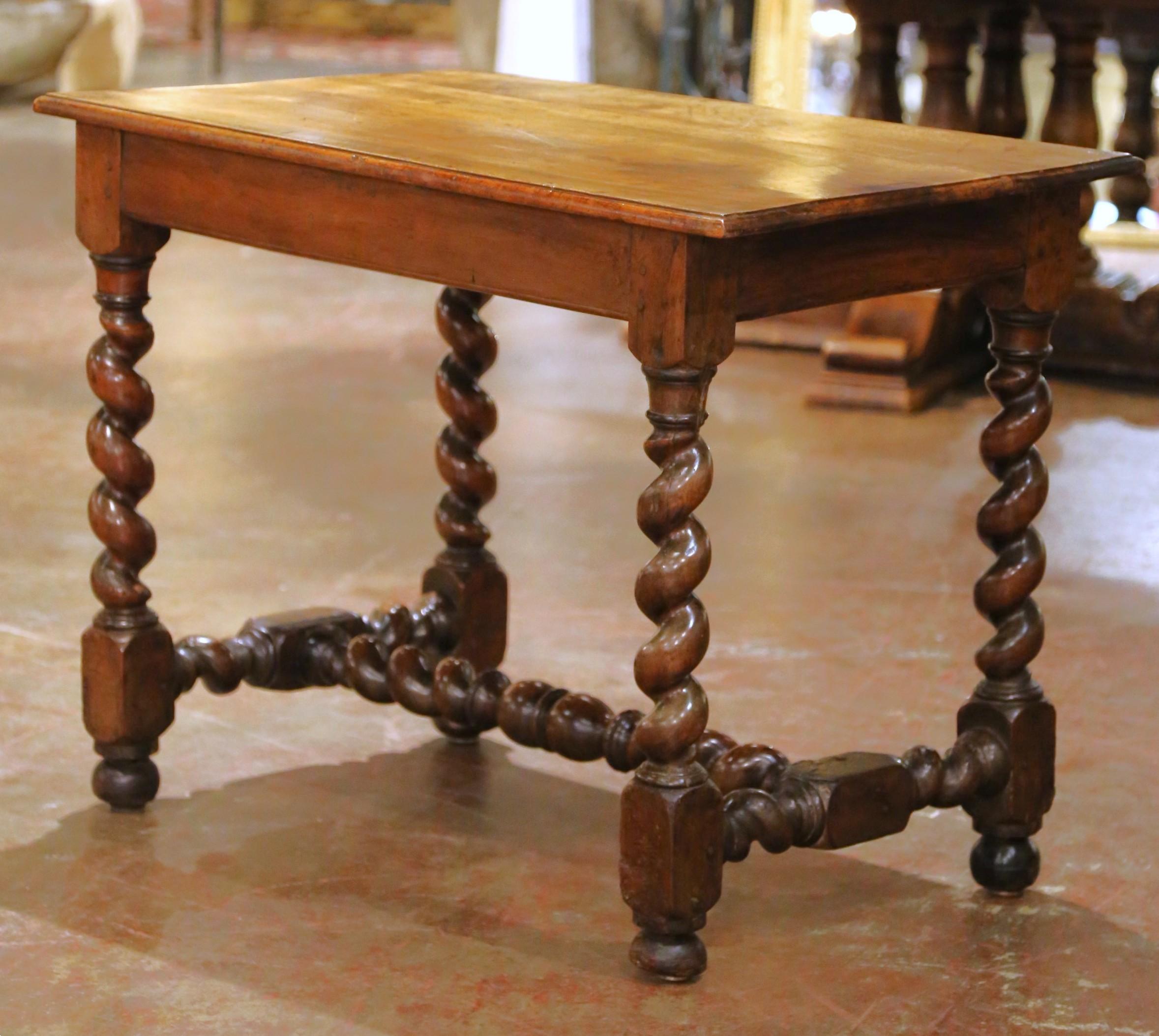 Mesa escritorio francesa Luis XIII de nogal del s. XVIII con patas torcidas de cebada y cajón en venta 8