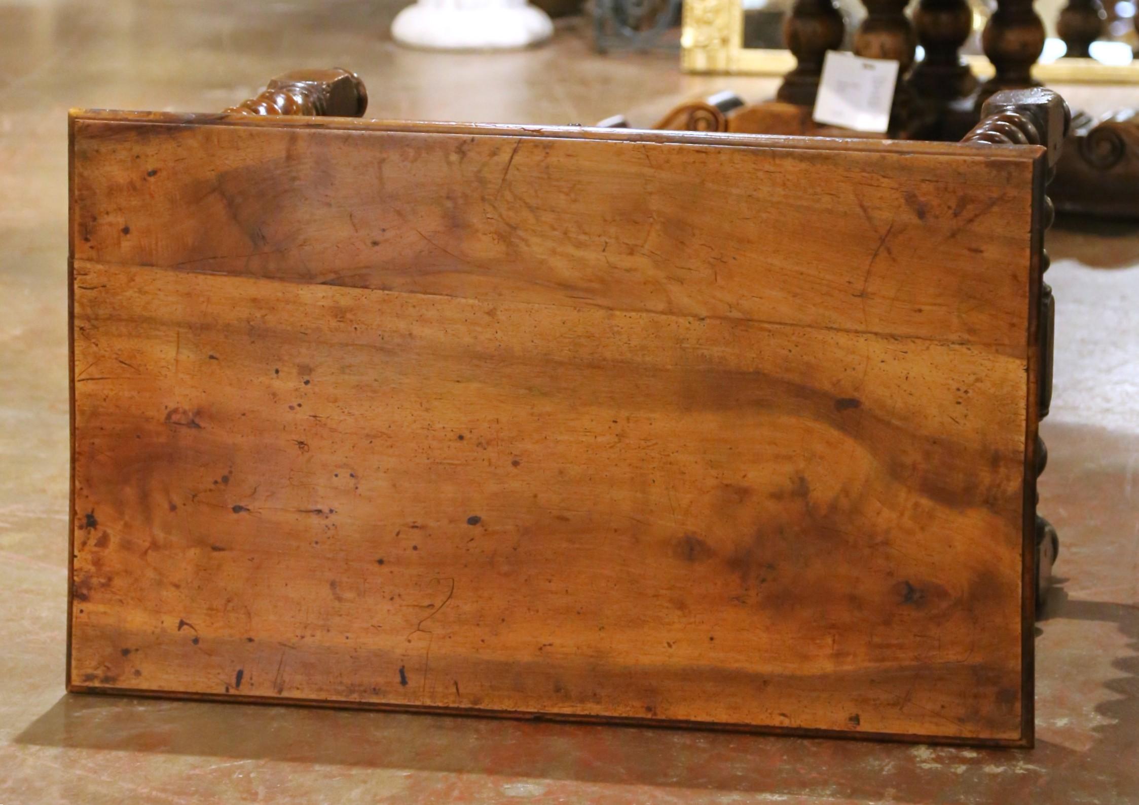 Mesa escritorio francesa Luis XIII de nogal del s. XVIII con patas torcidas de cebada y cajón en venta 9