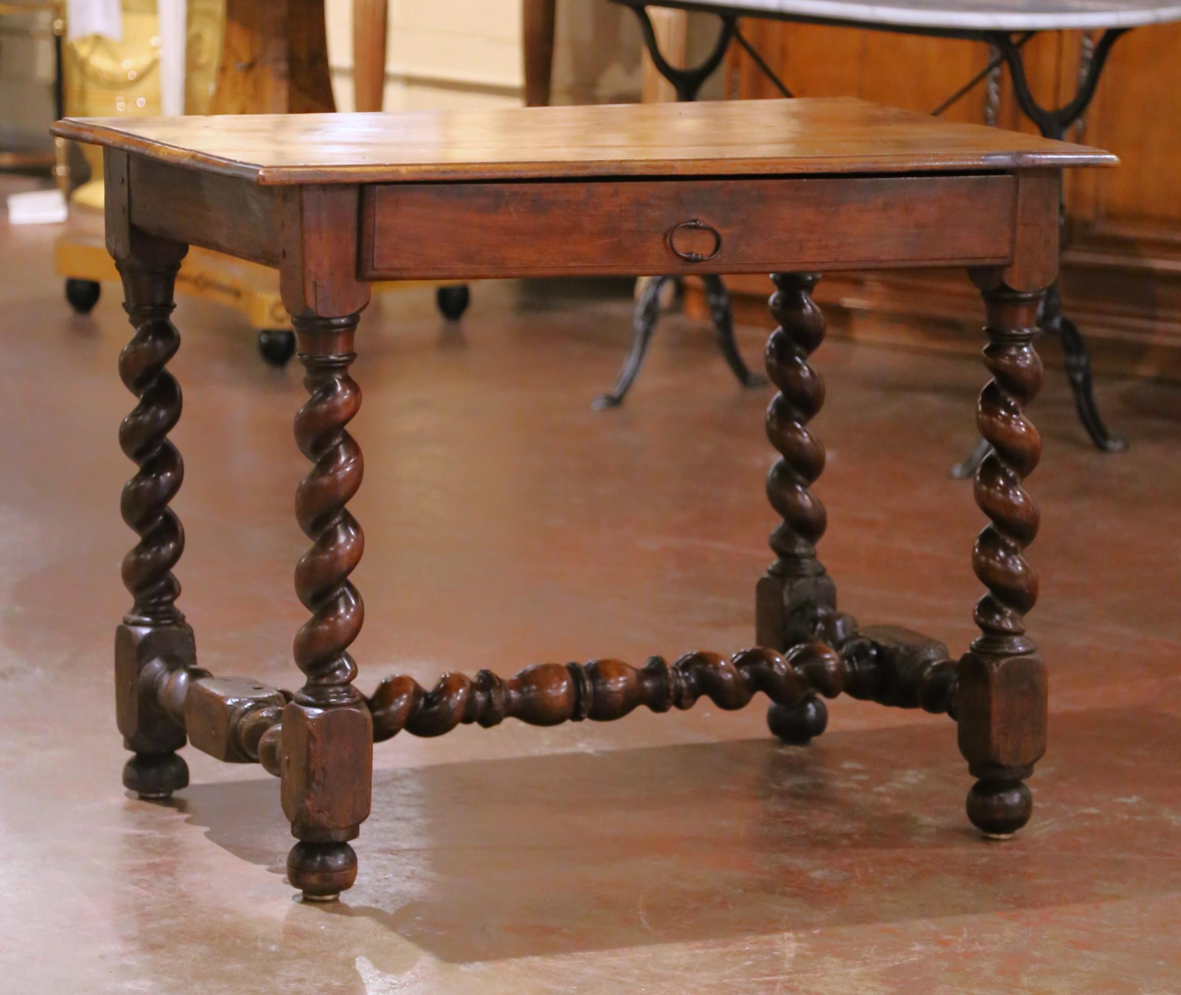 Incorpora una superficie adicional y funcional a tu salón o estudio con esta elegante mesa auxiliar antigua. Fabricado en la región francesa del Perigord hacia 1780, y construido en nogal, este antiguo escritorio de nogal estilo Luis XIII