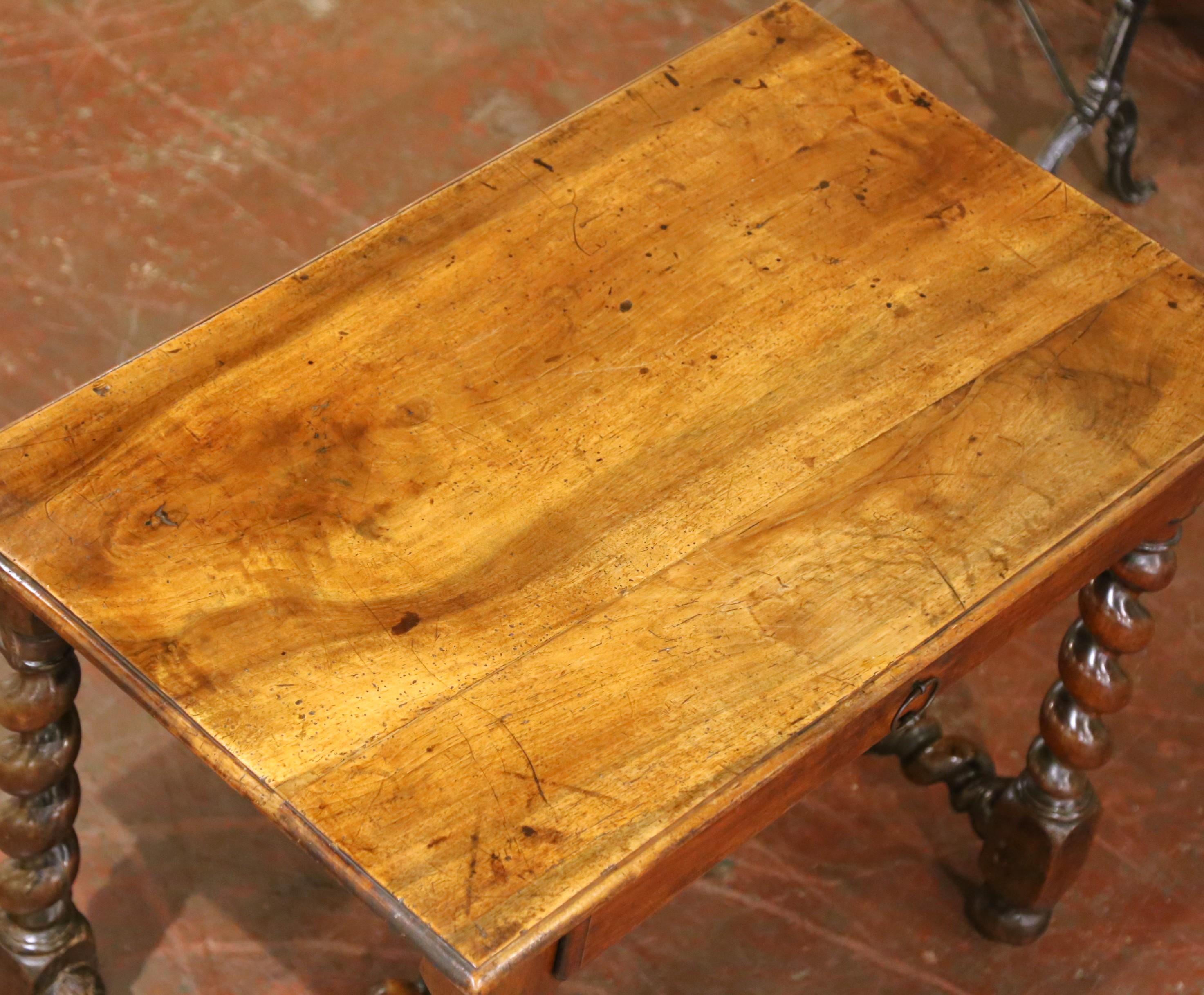 Mesa escritorio francesa Luis XIII de nogal del s. XVIII con patas torcidas de cebada y cajón Francés en venta