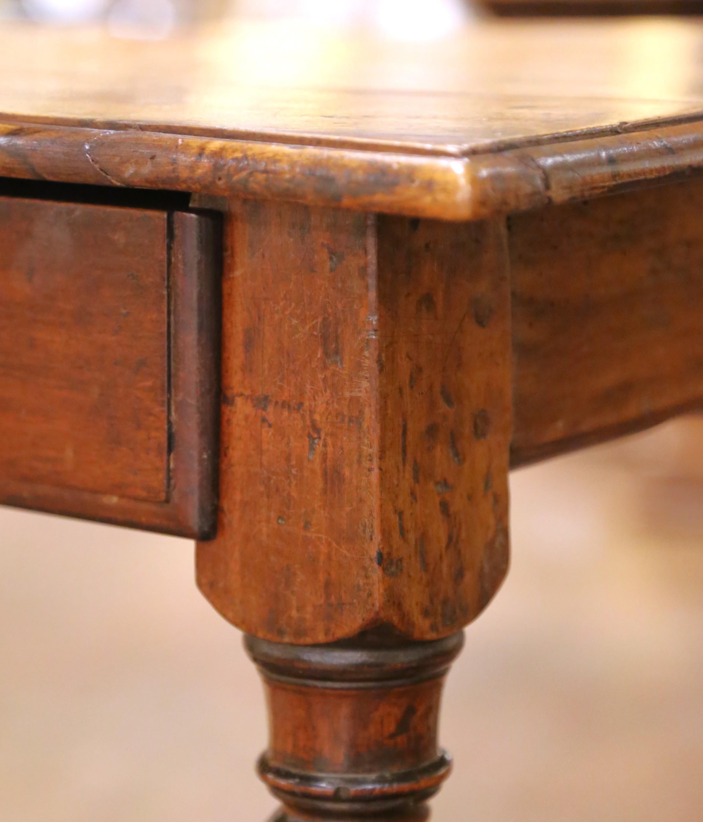 Mesa escritorio francesa Luis XIII de nogal del s. XVIII con patas torcidas de cebada y cajón Tallado a mano en venta