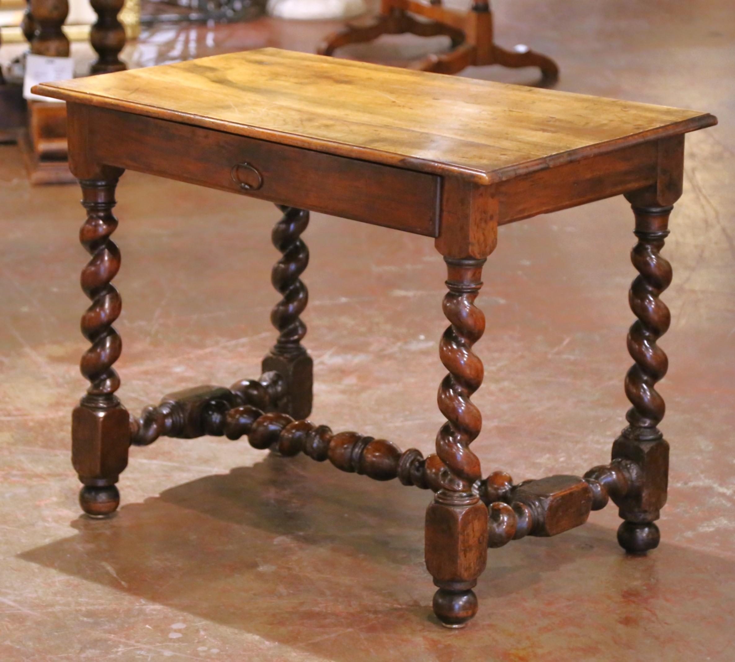 Mesa escritorio francesa Luis XIII de nogal del s. XVIII con patas torcidas de cebada y cajón siglo XVIII en venta