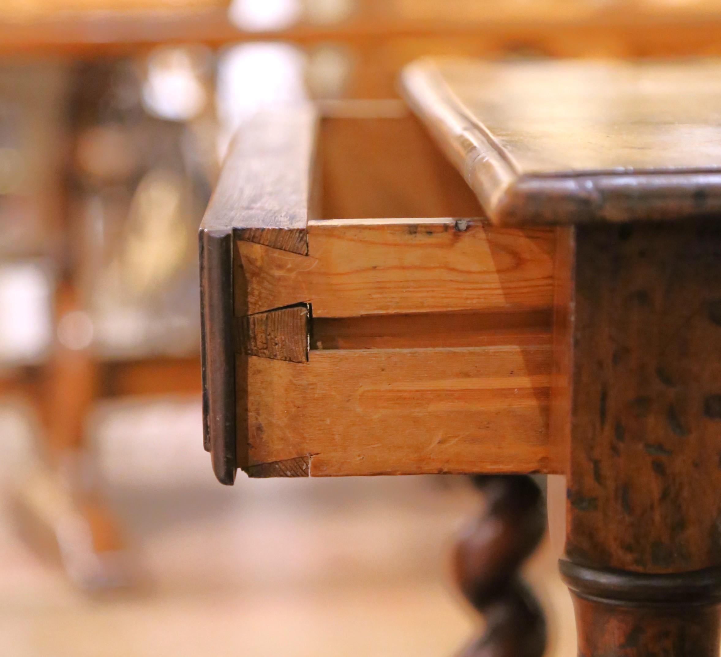 Mesa escritorio francesa Luis XIII de nogal del s. XVIII con patas torcidas de cebada y cajón en venta 1
