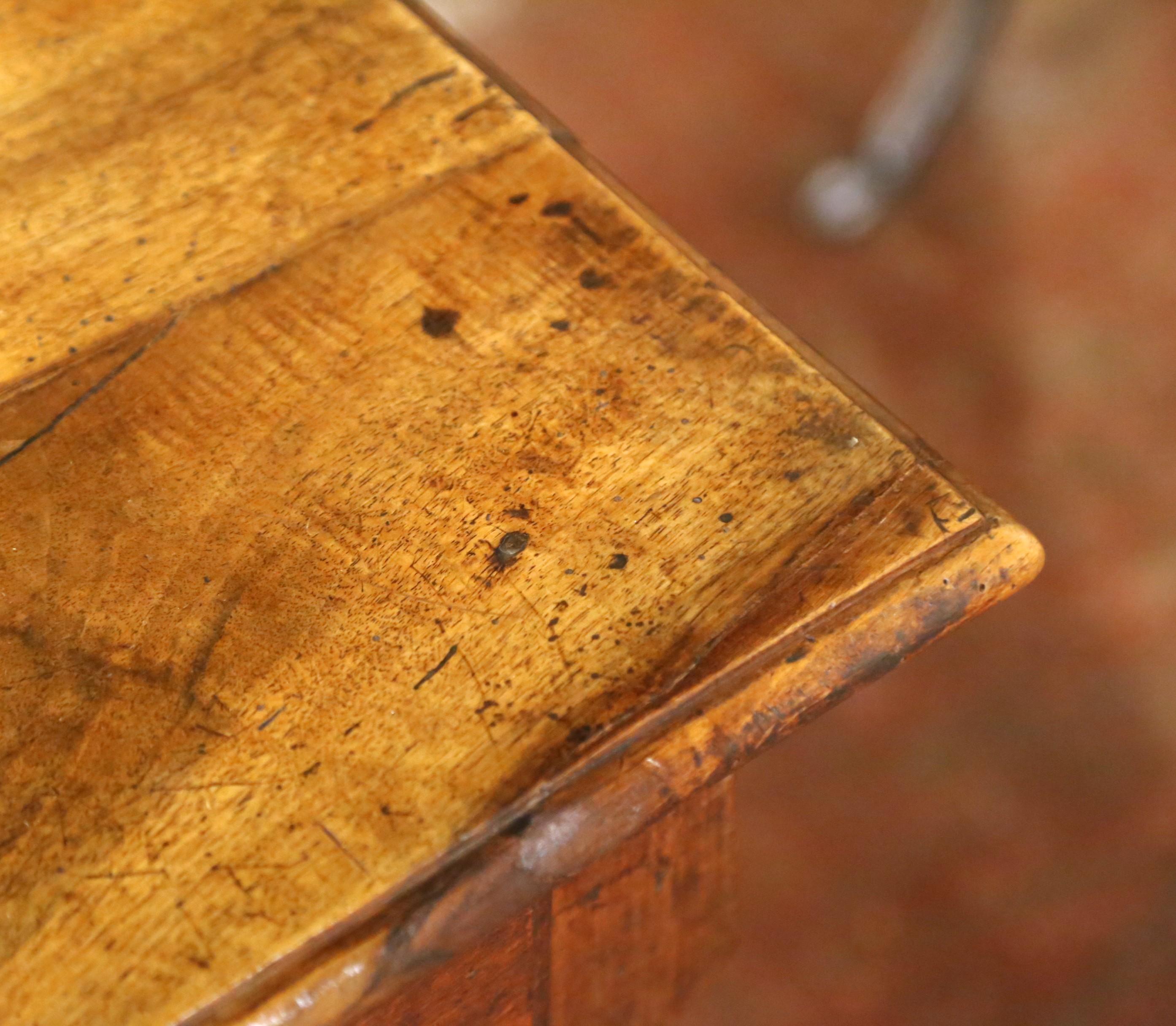 Mesa escritorio francesa Luis XIII de nogal del s. XVIII con patas torcidas de cebada y cajón en venta 2