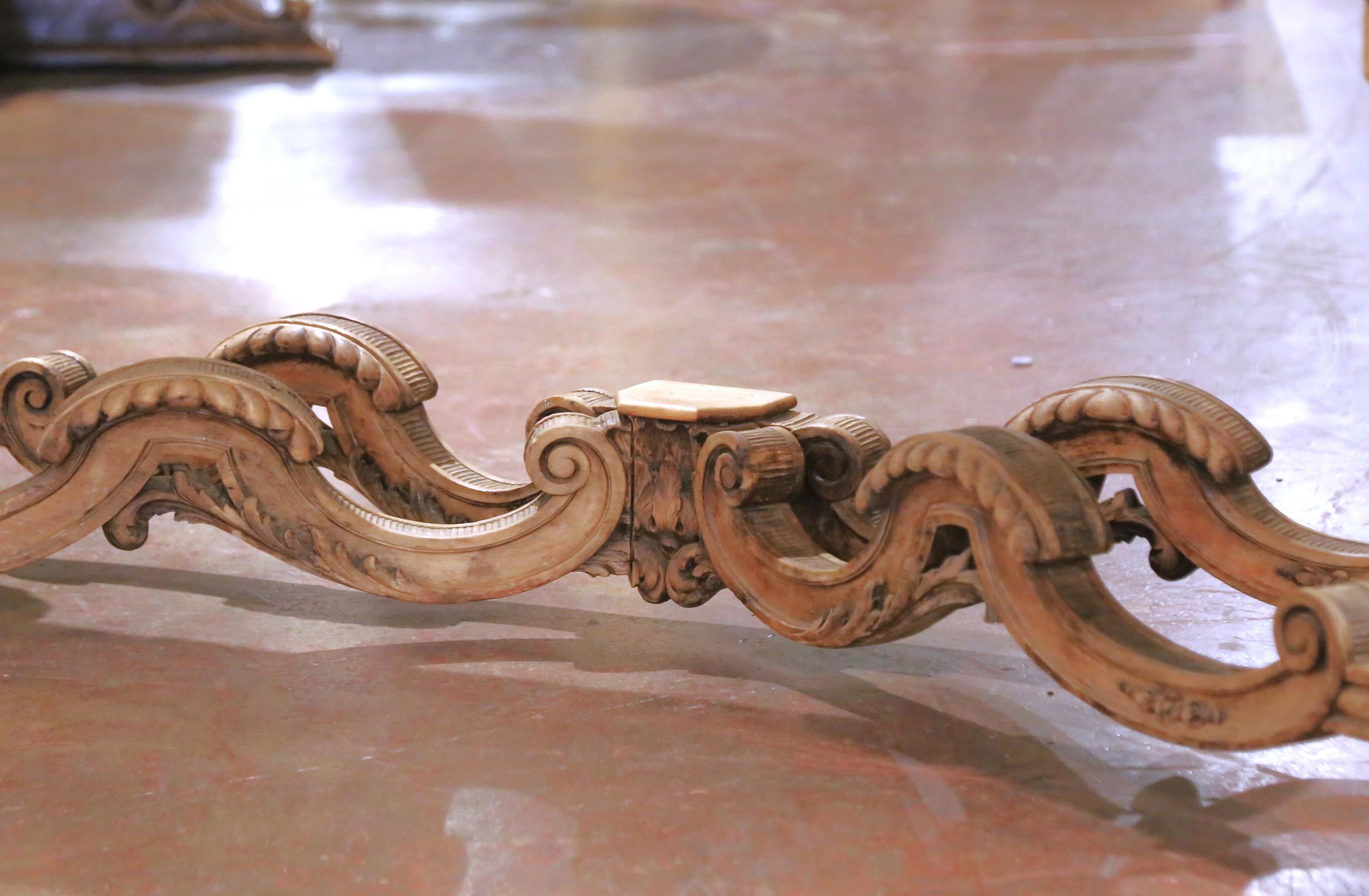 Tavolo da console francese Luigi XIV del XVIII secolo in noce sbiancato con piano in marmo di Breccia in vendita 2