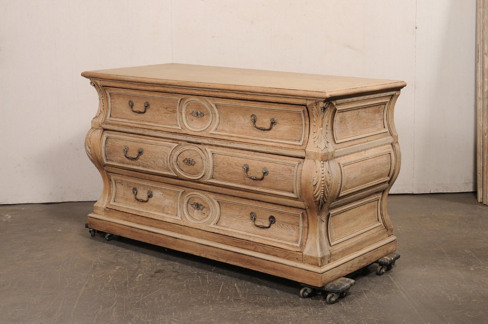 Commode francese Louis XV Bombé del 18° secolo in vendita 4