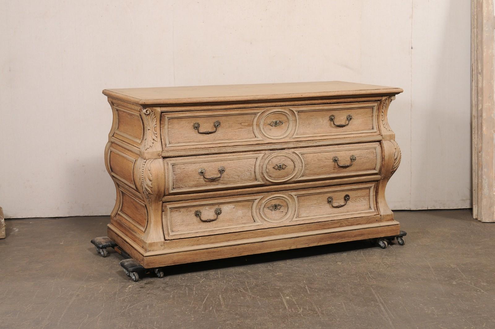 Una bellissima cassettiera bombé in legno intagliato di Wood XV del XVIII secolo. Questa cassettiera antica proveniente dalla Francia è stata progettata con belle proporzioni e presenta un piano di forma rettangolare su una sofisticata cassa