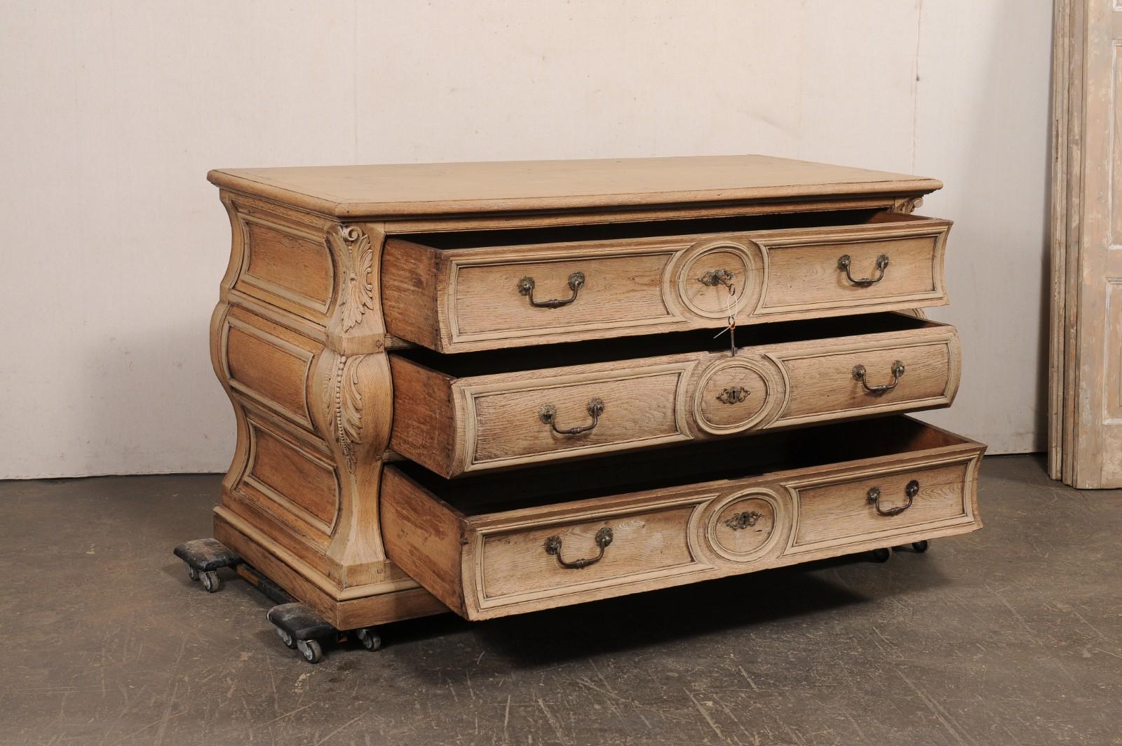 Luigi XV Commode francese Louis XV Bombé del 18° secolo in vendita