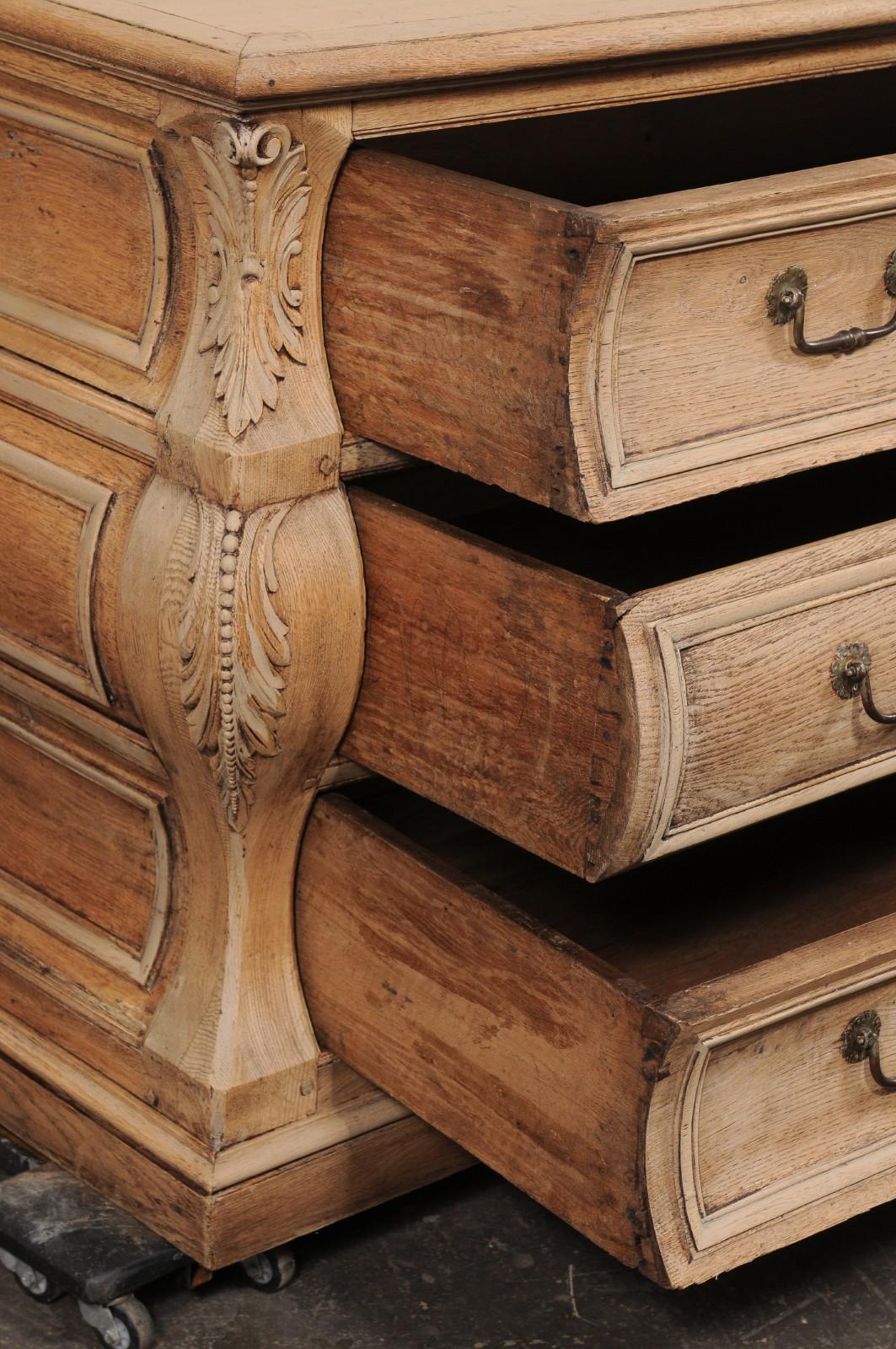 Francese Commode francese Louis XV Bombé del 18° secolo in vendita