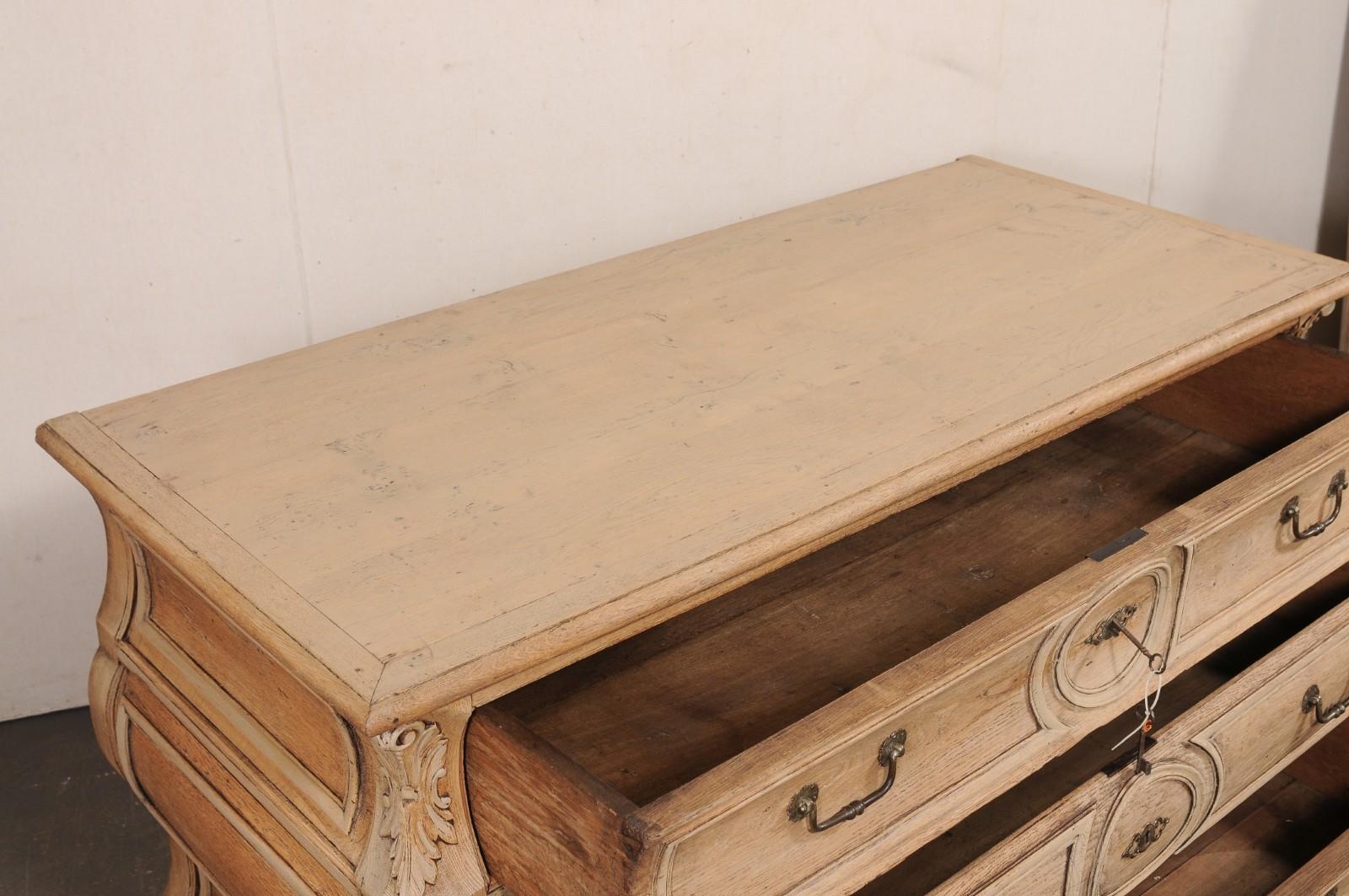 Commode francese Louis XV Bombé del 18° secolo In condizioni buone in vendita a Atlanta, GA