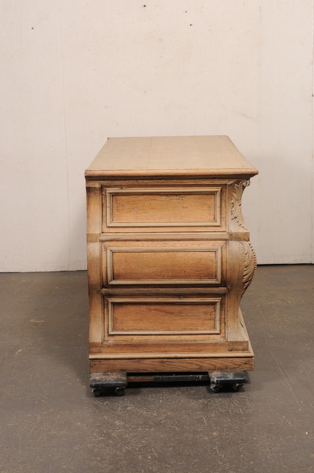 Fino al XVIII secolo Commode francese Louis XV Bombé del 18° secolo in vendita