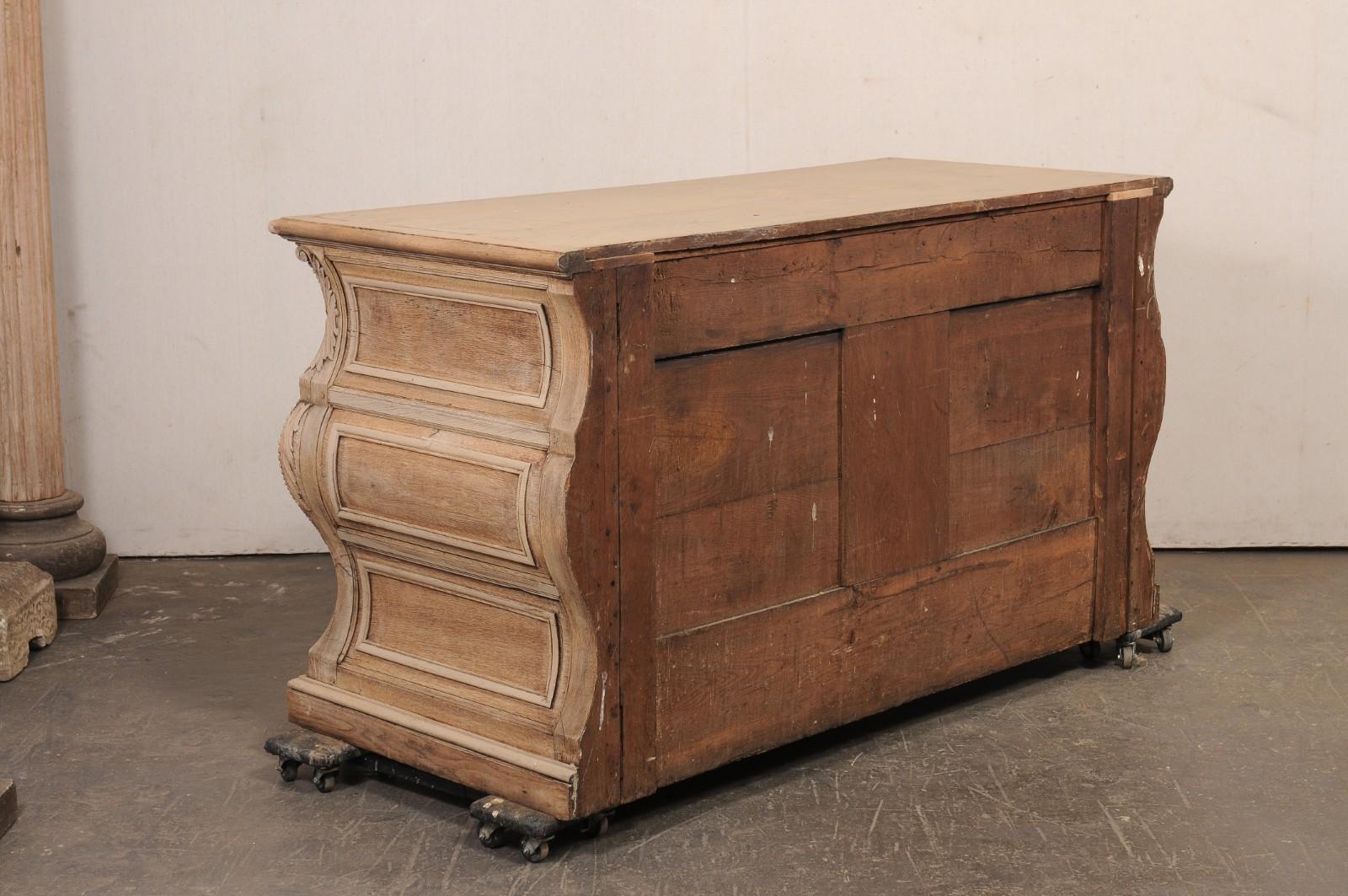 Commode francese Louis XV Bombé del 18° secolo in vendita 2