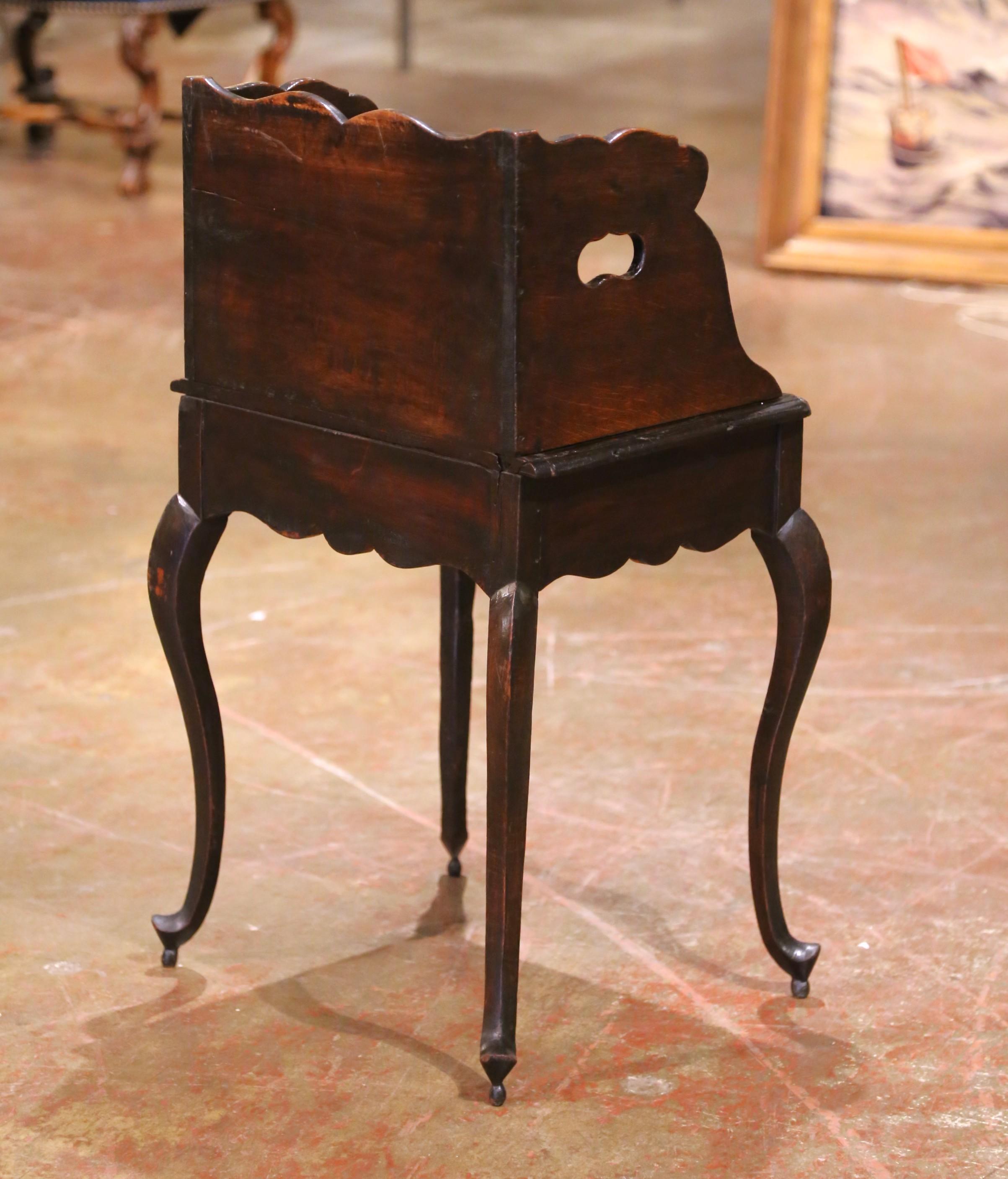 Comodino o Tavolino in quercia intagliata Luigi XV del XVIII secolo con cassetto in vendita 6