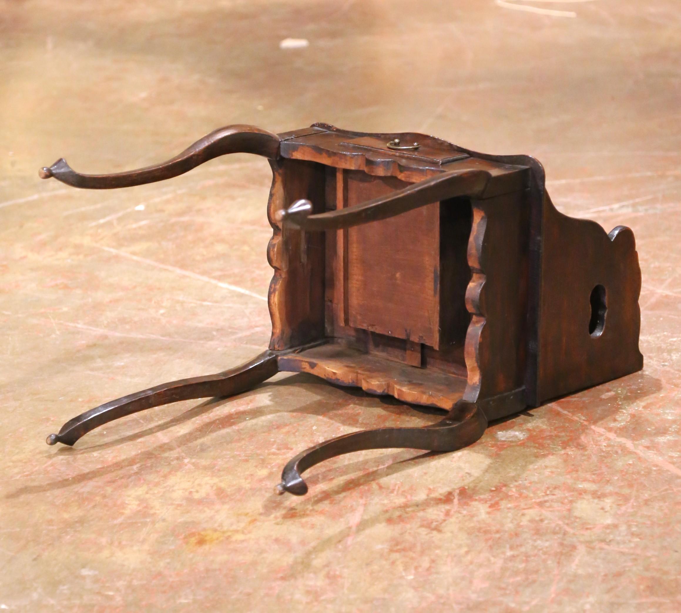 Comodino o Tavolino in quercia intagliata Luigi XV del XVIII secolo con cassetto in vendita 7