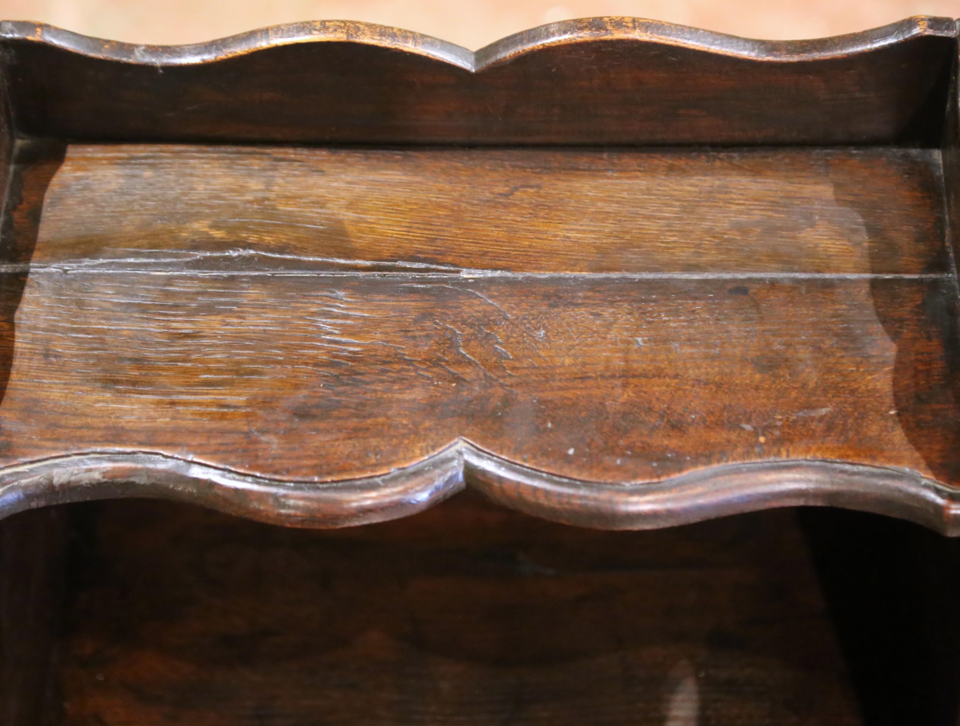 Francese Comodino o Tavolino in quercia intagliata Luigi XV del XVIII secolo con cassetto in vendita