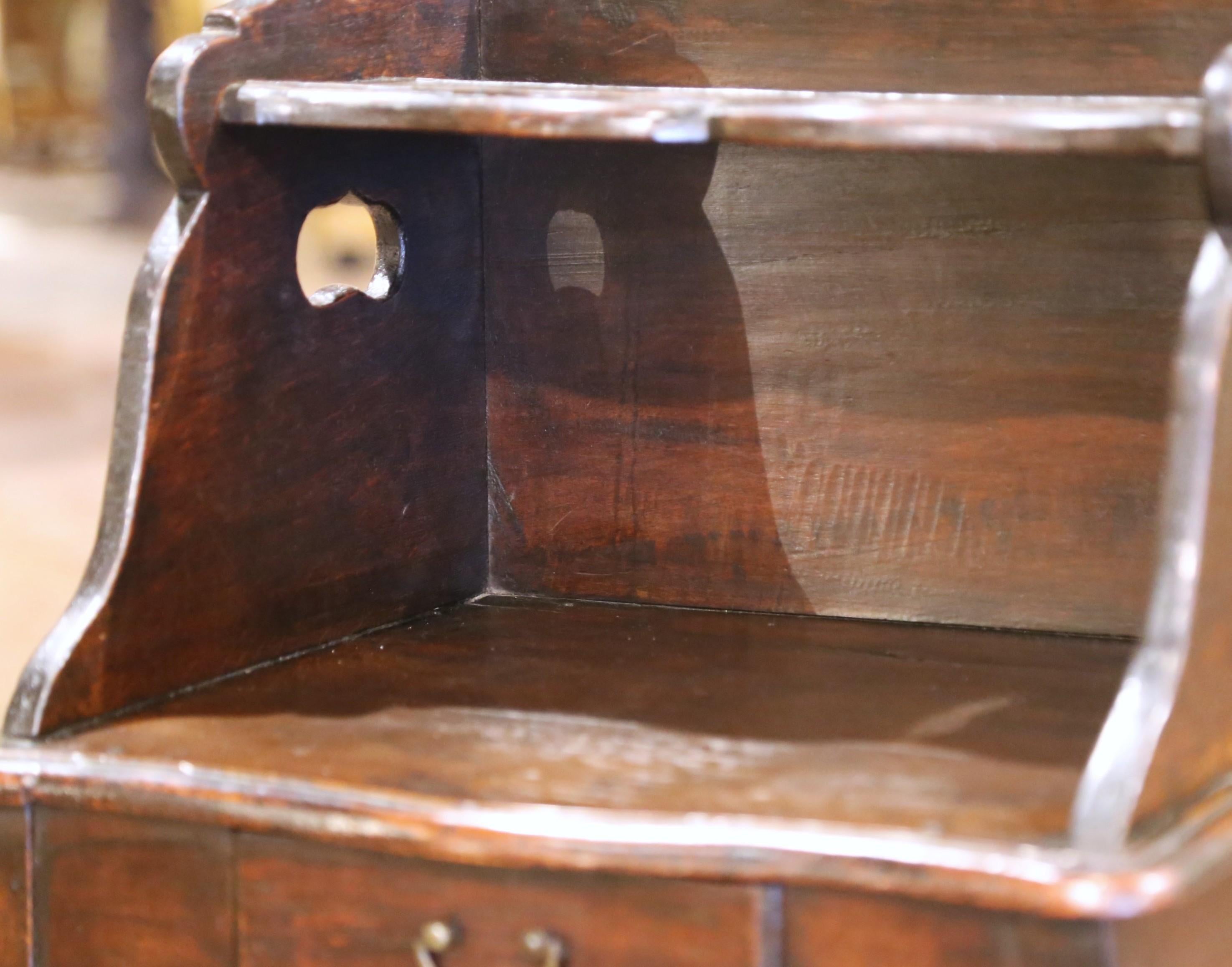 Comodino o Tavolino in quercia intagliata Luigi XV del XVIII secolo con cassetto in vendita 1