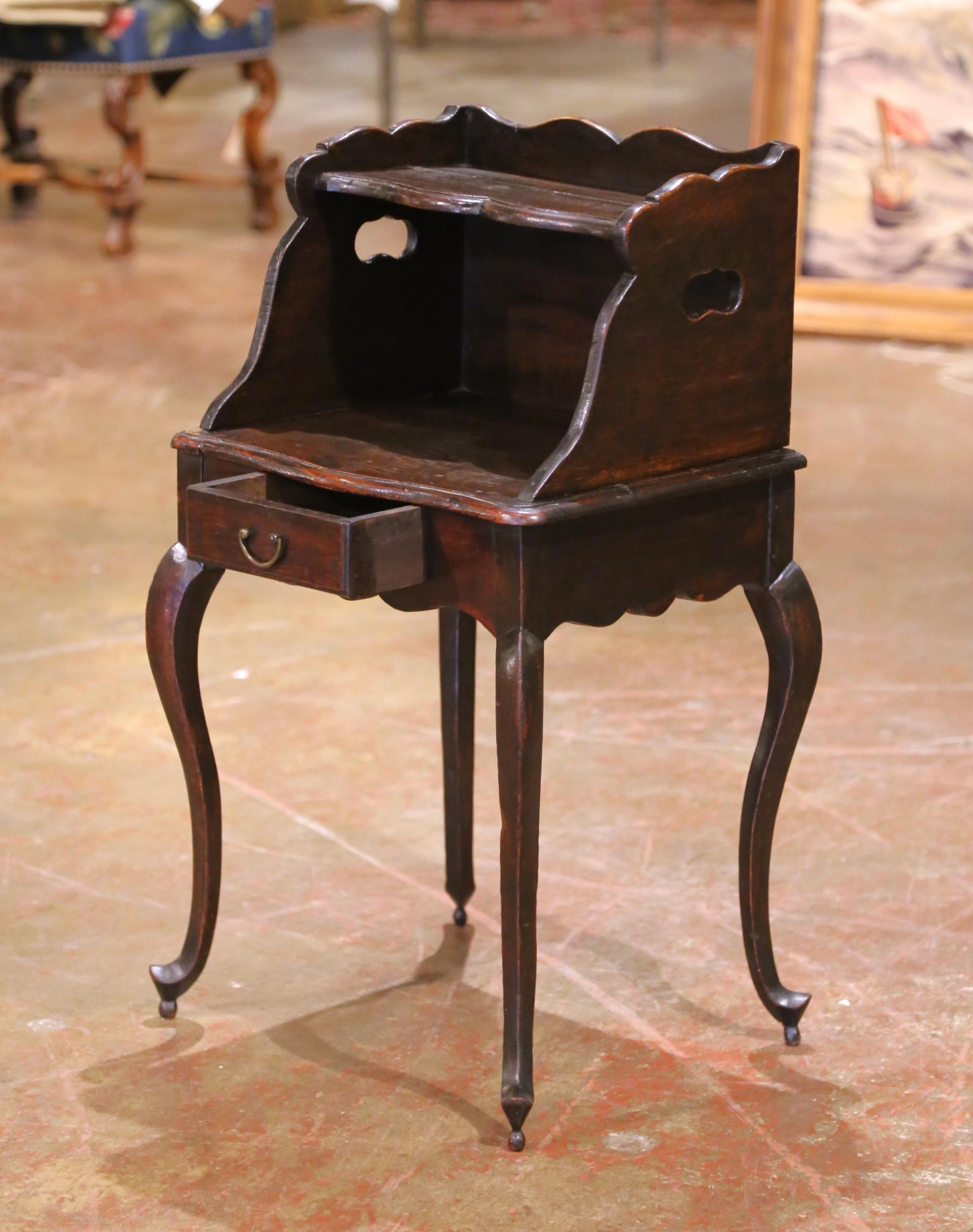 Comodino o Tavolino in quercia intagliata Luigi XV del XVIII secolo con cassetto in vendita 3