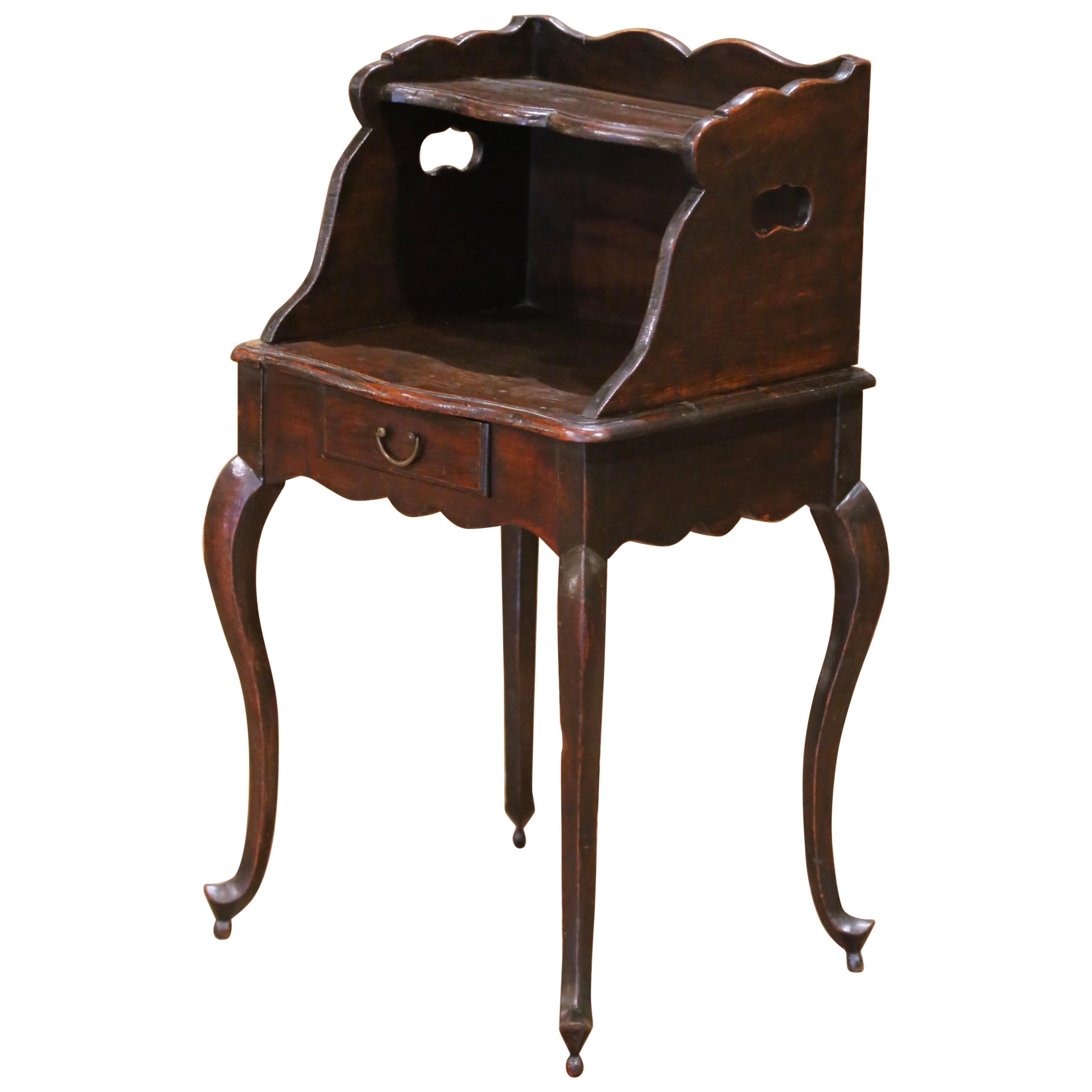 Comodino o Tavolino in quercia intagliata Luigi XV del XVIII secolo con cassetto in vendita
