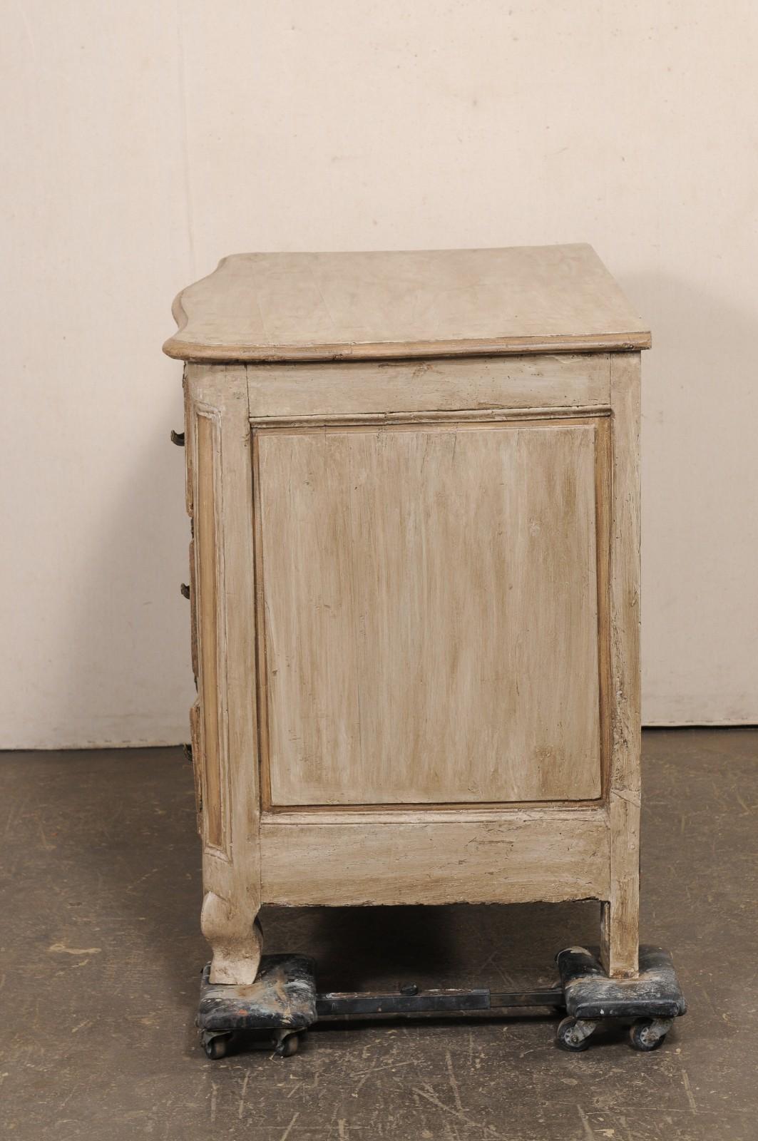 Commodo a serpentina in legno intagliato e dipinto del 18° C. francese Luigi XV in vendita 4