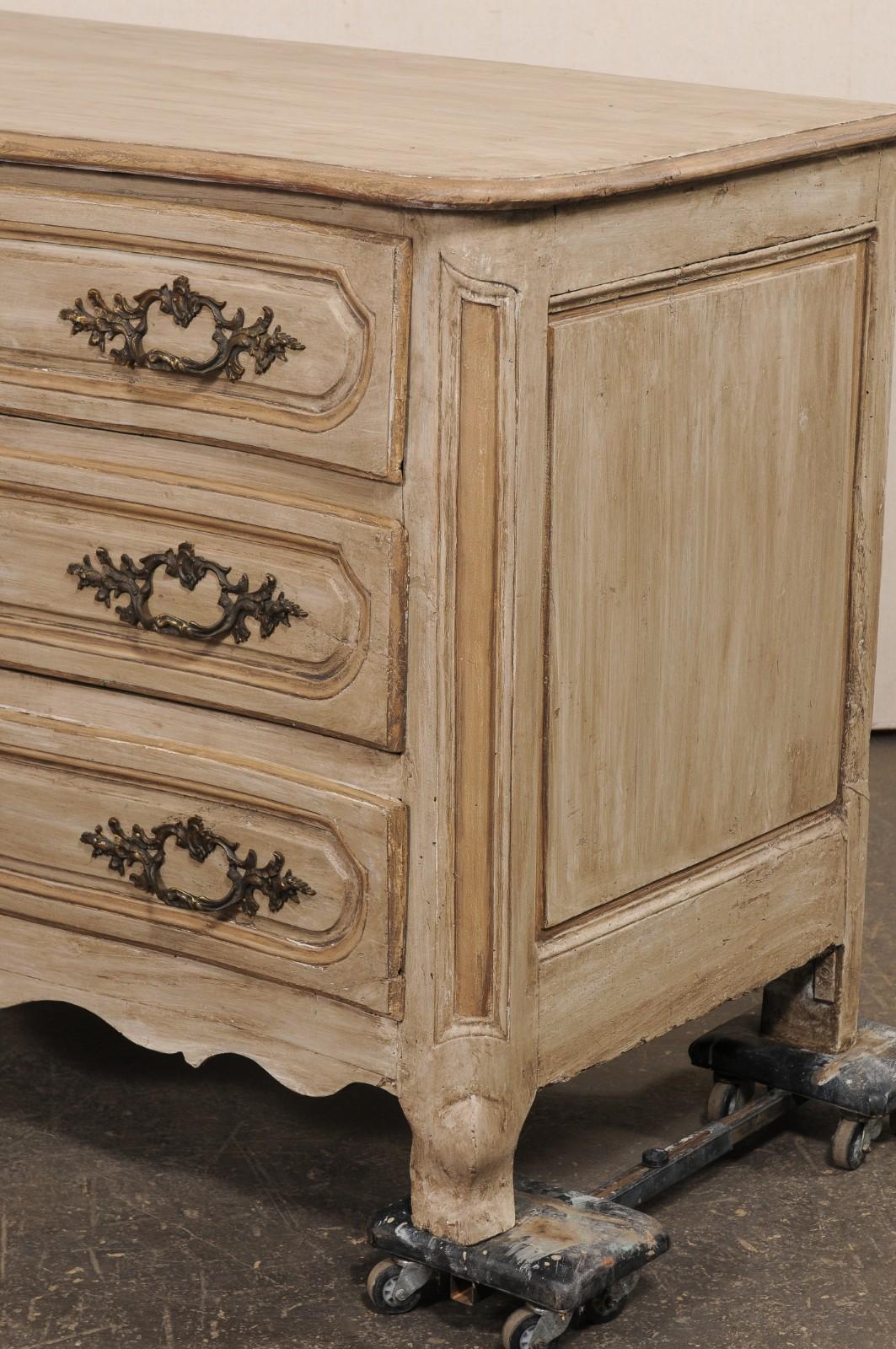 Commodo a serpentina in legno intagliato e dipinto del 18° C. francese Luigi XV in vendita 6