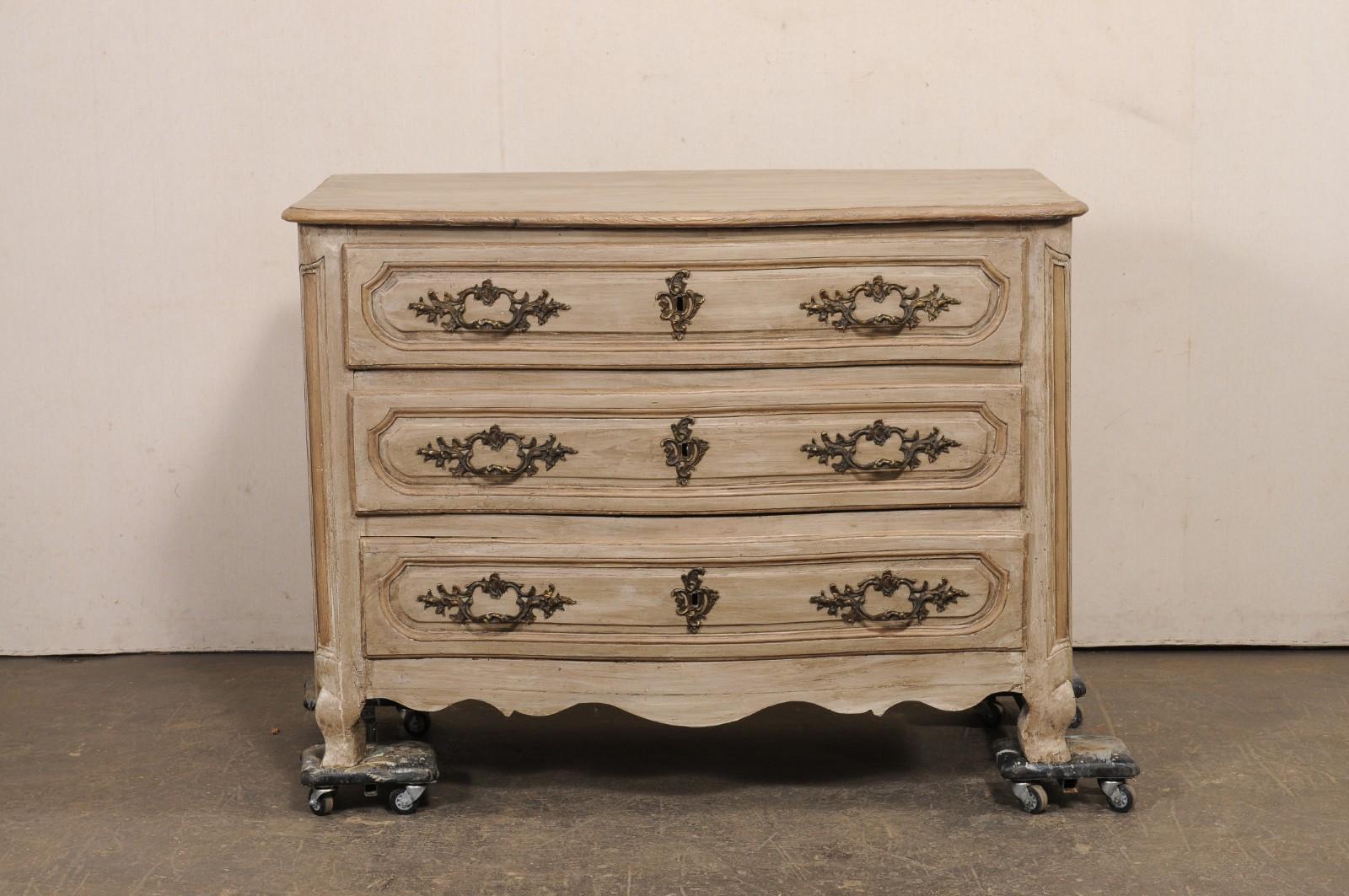 Commodo a serpentina in legno intagliato e dipinto del 18° C. francese Luigi XV in vendita 7