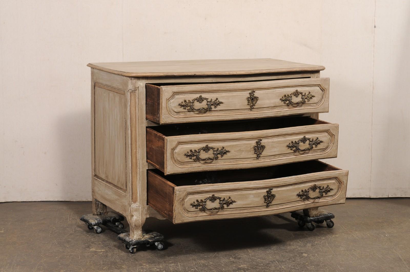 Francese Commodo a serpentina in legno intagliato e dipinto del 18° C. francese Luigi XV in vendita