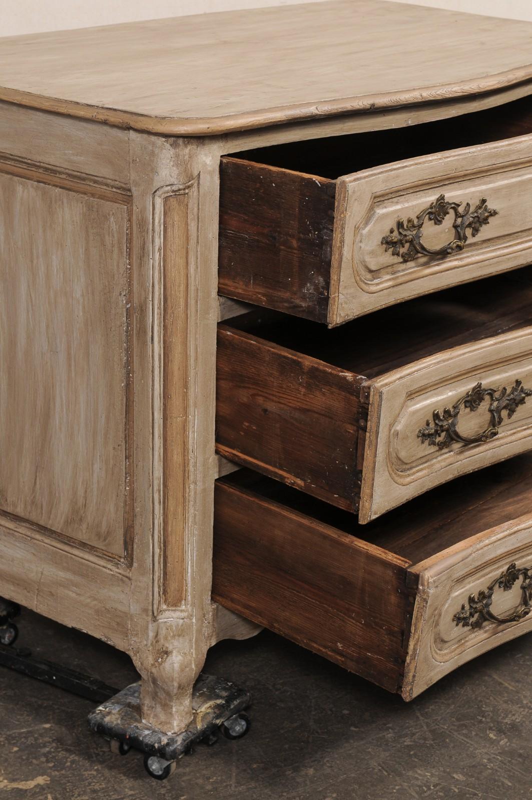 Commodo a serpentina in legno intagliato e dipinto del 18° C. francese Luigi XV In condizioni buone in vendita a Atlanta, GA