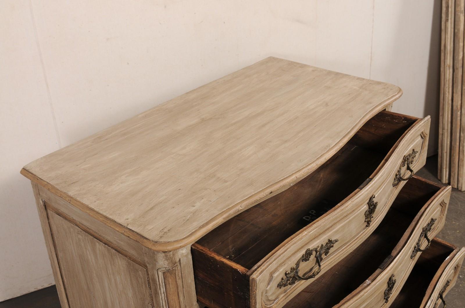 Fino al XVIII secolo Commodo a serpentina in legno intagliato e dipinto del 18° C. francese Luigi XV in vendita