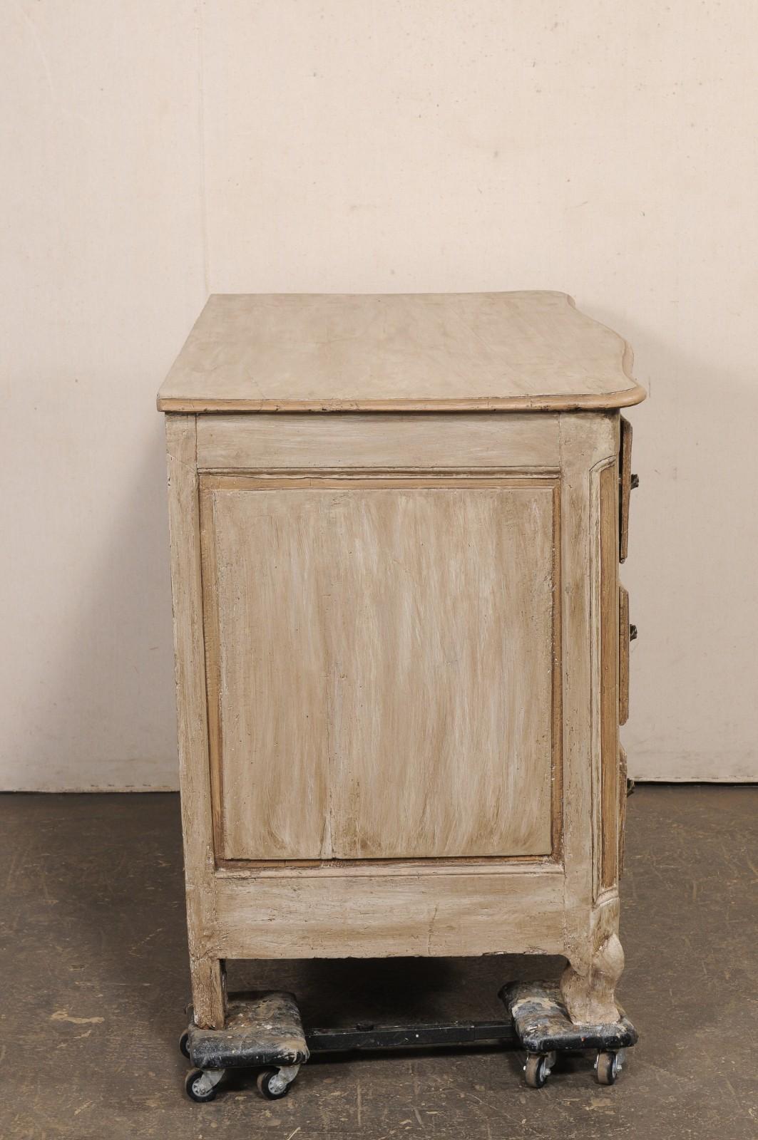 Legno Commodo a serpentina in legno intagliato e dipinto del 18° C. francese Luigi XV in vendita