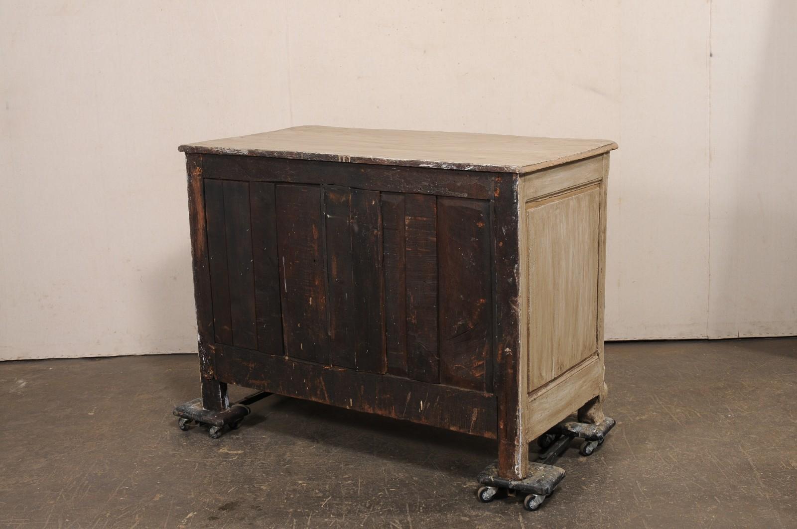 Commodo a serpentina in legno intagliato e dipinto del 18° C. francese Luigi XV in vendita 1