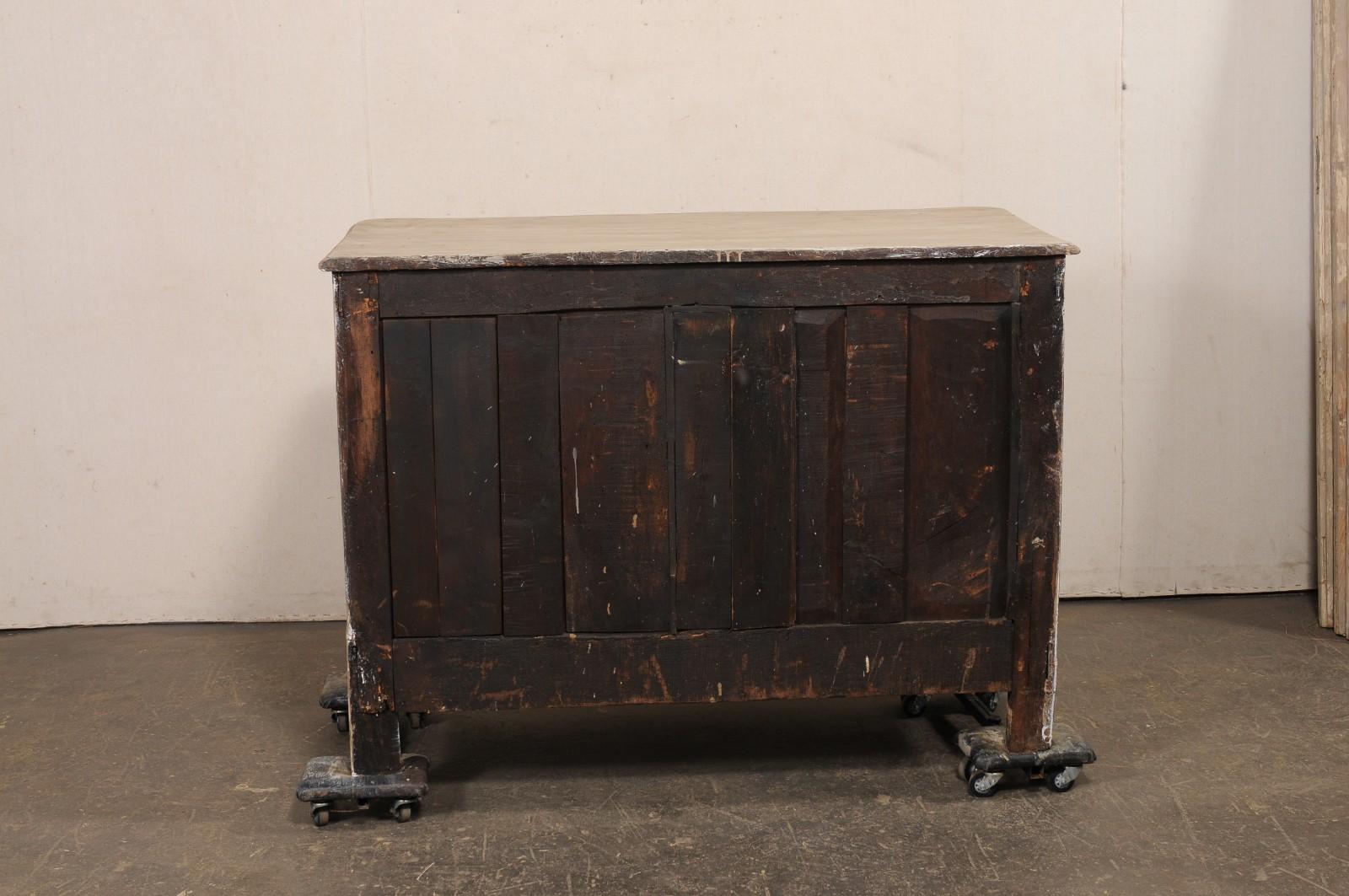 Commodo a serpentina in legno intagliato e dipinto del 18° C. francese Luigi XV in vendita 2