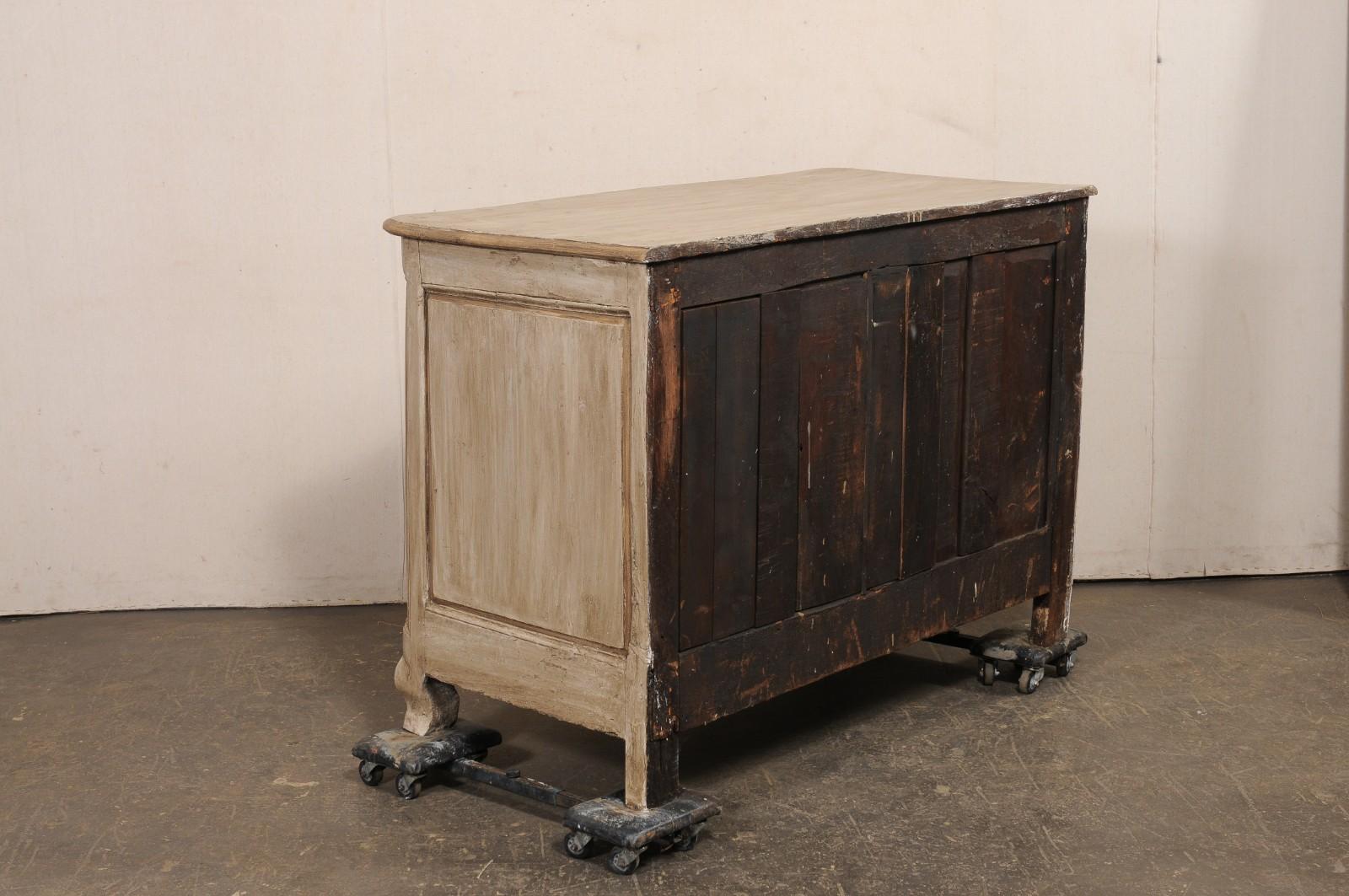 Commodo a serpentina in legno intagliato e dipinto del 18° C. francese Luigi XV in vendita 3