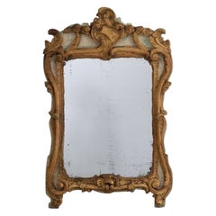 Siglo XVIII Espejo francés de madera dorada de la época Luis XV con placa de espejo original