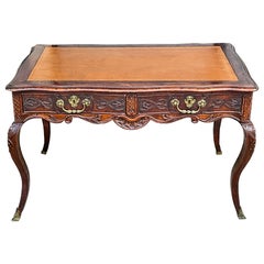 A.C.I.C. Bureau français de style Louis XV en chêne sculpté, cuir ou bronze travaillé