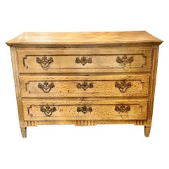 XVIIIe siècle Commode française de style Louis XVI en chêne blanchi