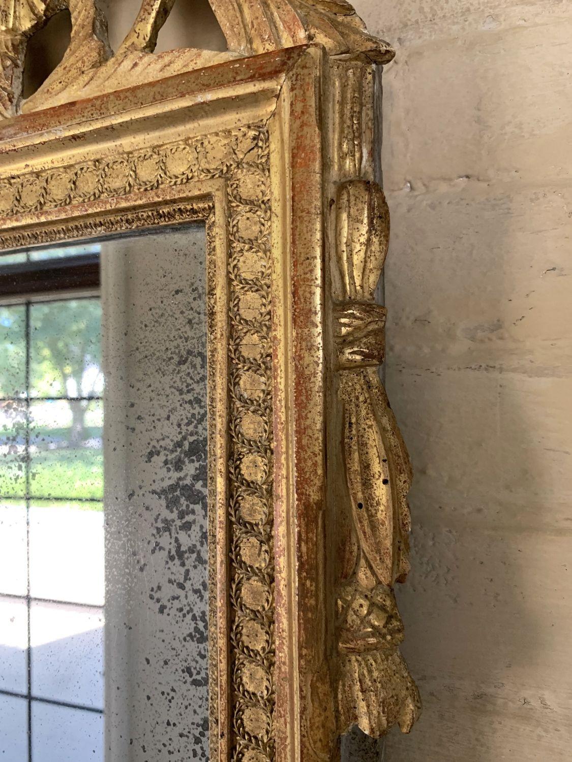 Verre mercuré Miroir en bois doré d'époque Louis XVI du 18ème siècle avec plaque de miroir d'origine en vente