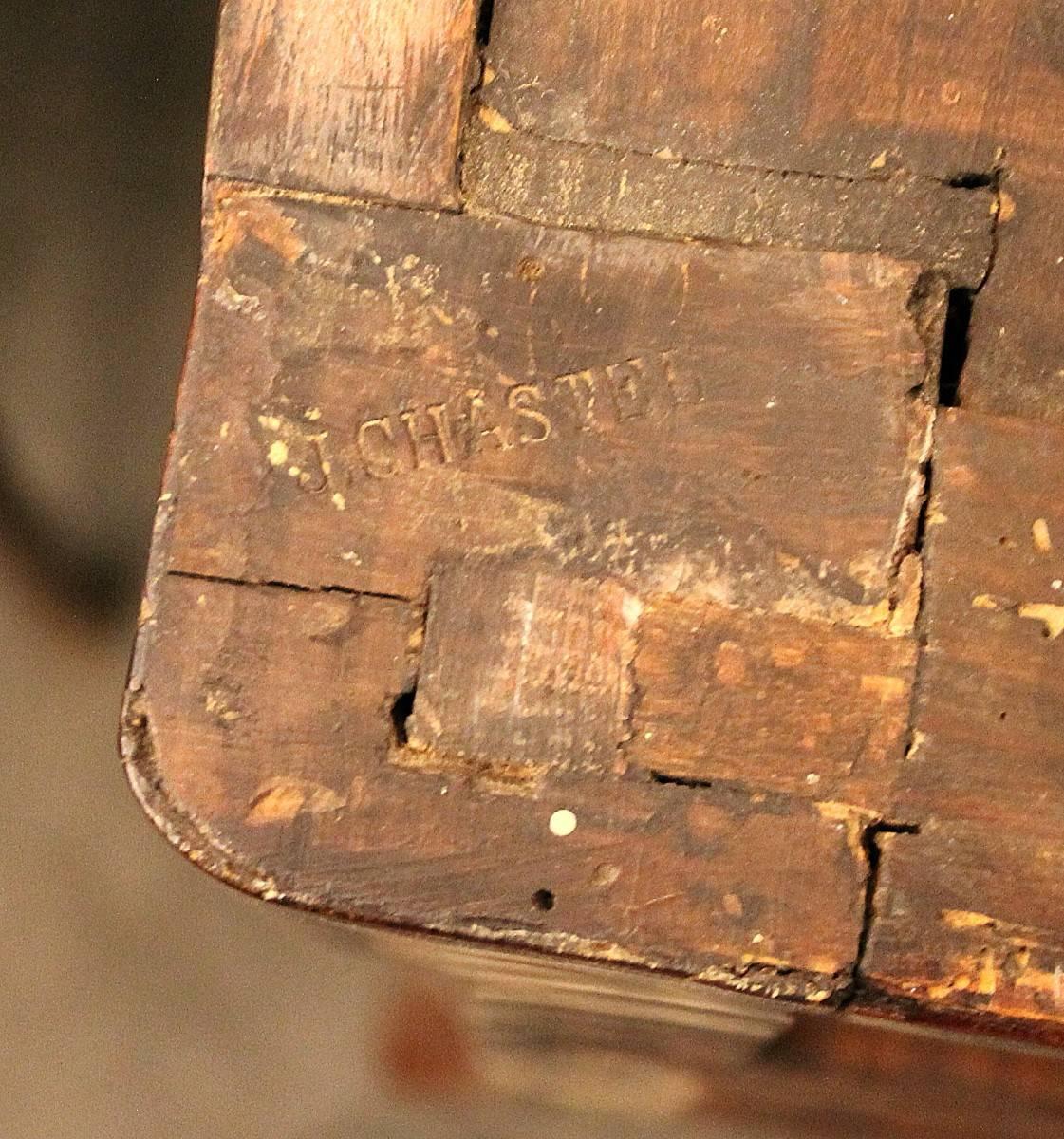 Cassettiera francese intarsiata del XVIII secolo, timbrata J. Chastel in vendita 1