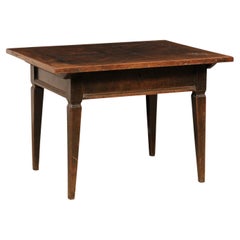 Tavolo occasionale francese del XVIII secolo con intarsio a medaglione con accenti a stella sulla parte superiore