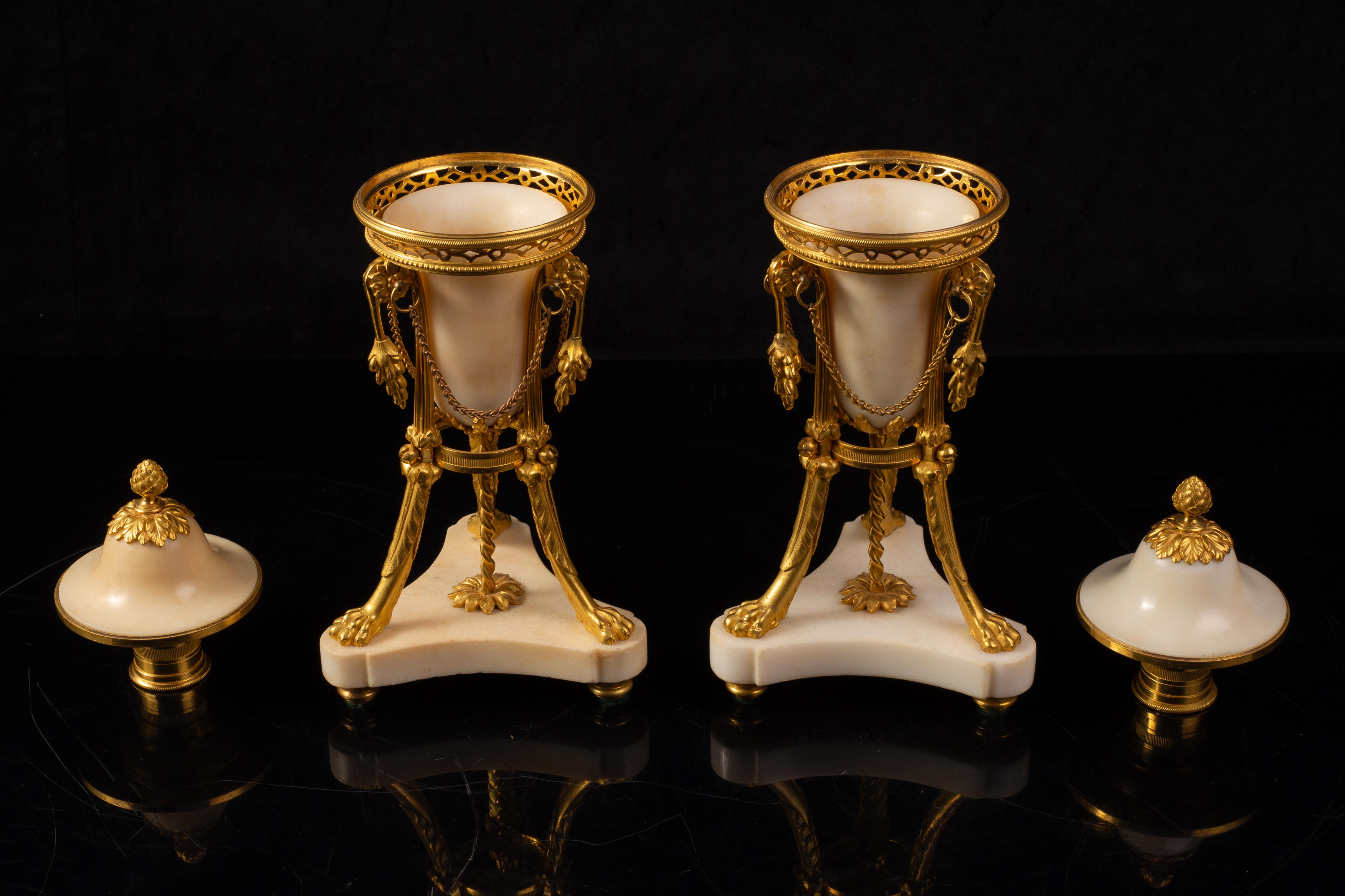 18th C French Ormolu-Mounted Carrara Marble Pot-Pourri Cassolettes on Paw Feet In Good Condition For Sale In New York, NY